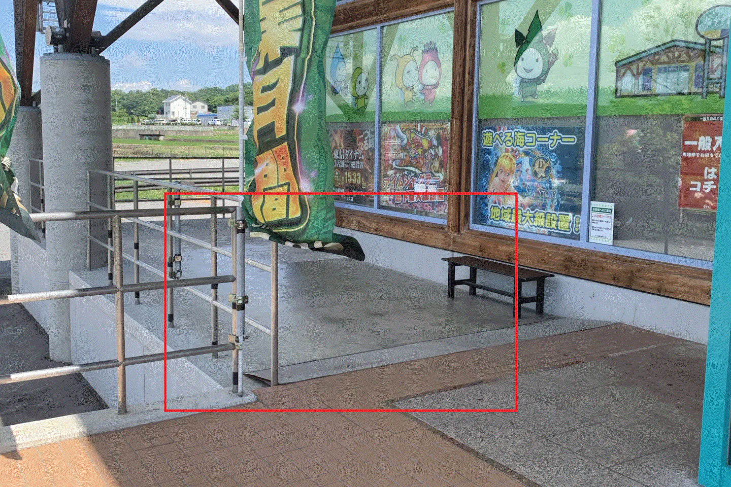 【ダイナム長野小諸西店ゆったり館】物販やプロモーションイベントの開催に最適なアミューズメント施設のイベントスペース(店舗入口付近)