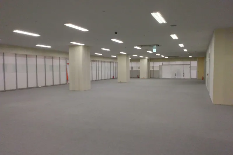 【イオンタウン有松(3階ダイソー前)】大型のポップアップストアや展示販売会に最適な施設3階均一ショップ前にある区画タイプのスペース|ショップカウンター