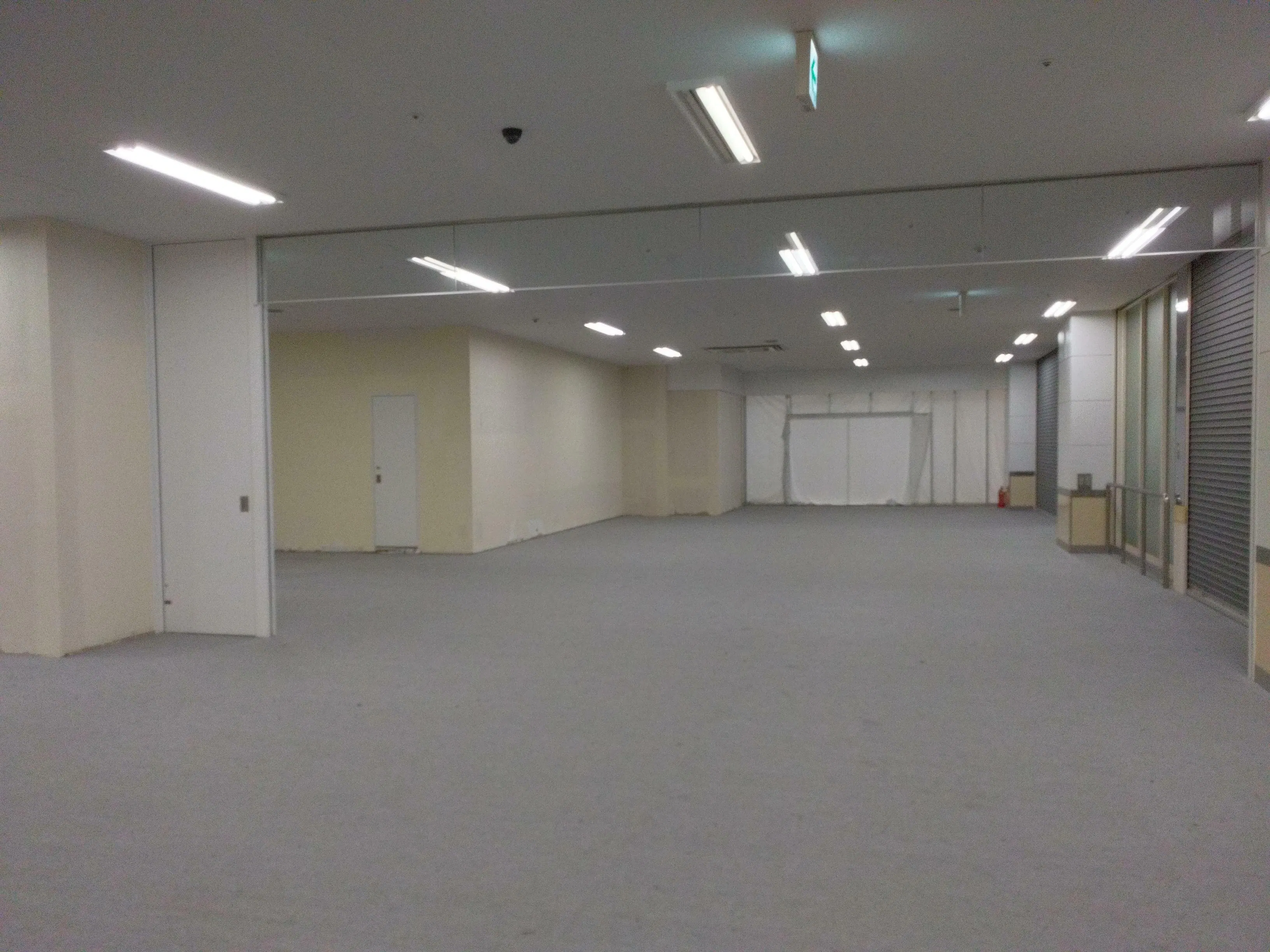 【イオンタウン有松(3階ダイソー前)】大型のポップアップストアや展示販売会に最適な施設3階均一ショップ前にある区画タイプのスペース｜ショップカウンター