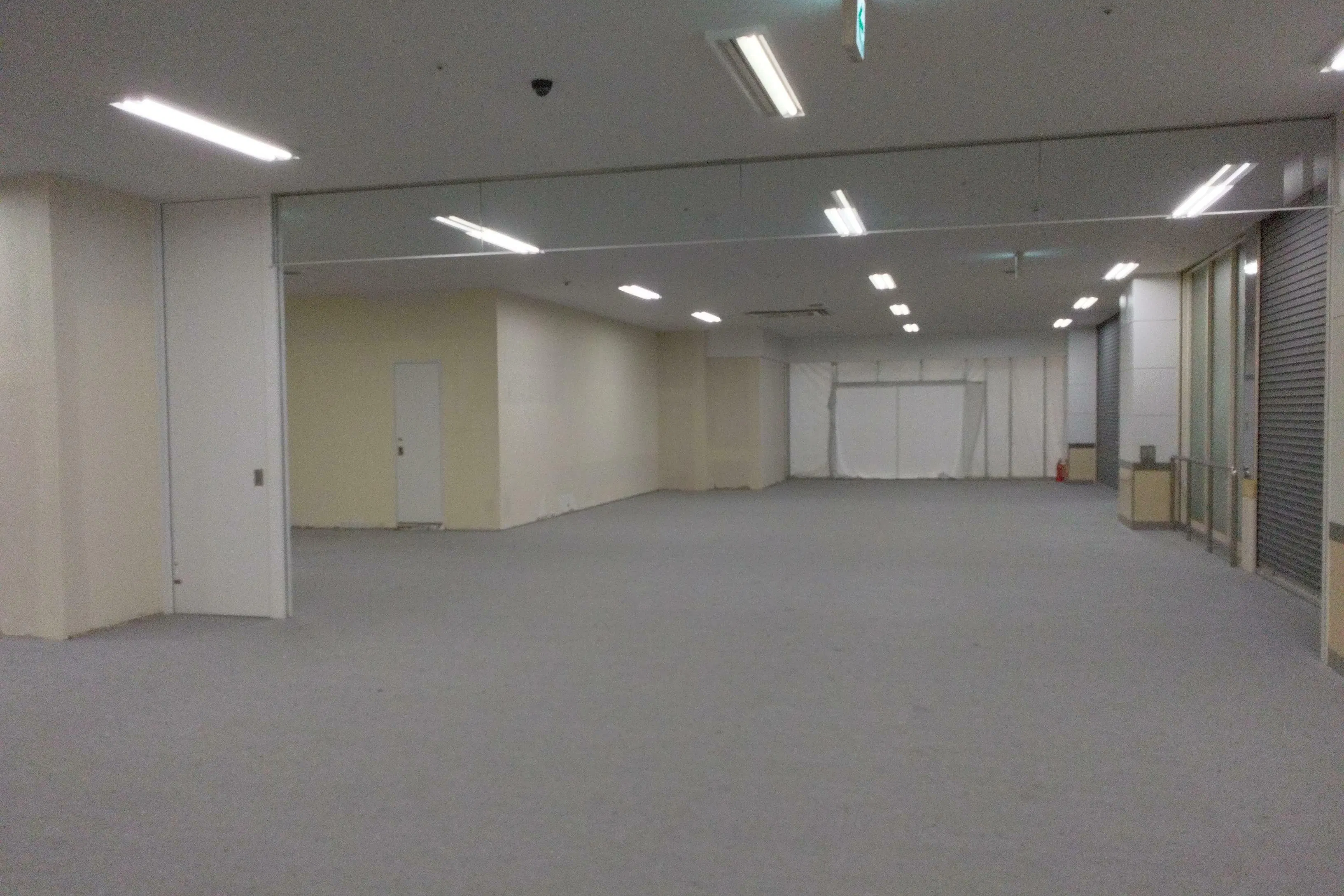 【イオンタウン有松(3階ダイソー前)】大型のポップアップストアや展示販売会に最適な施設3階均一ショップ前にある区画タイプのスペース|ショップカウンター