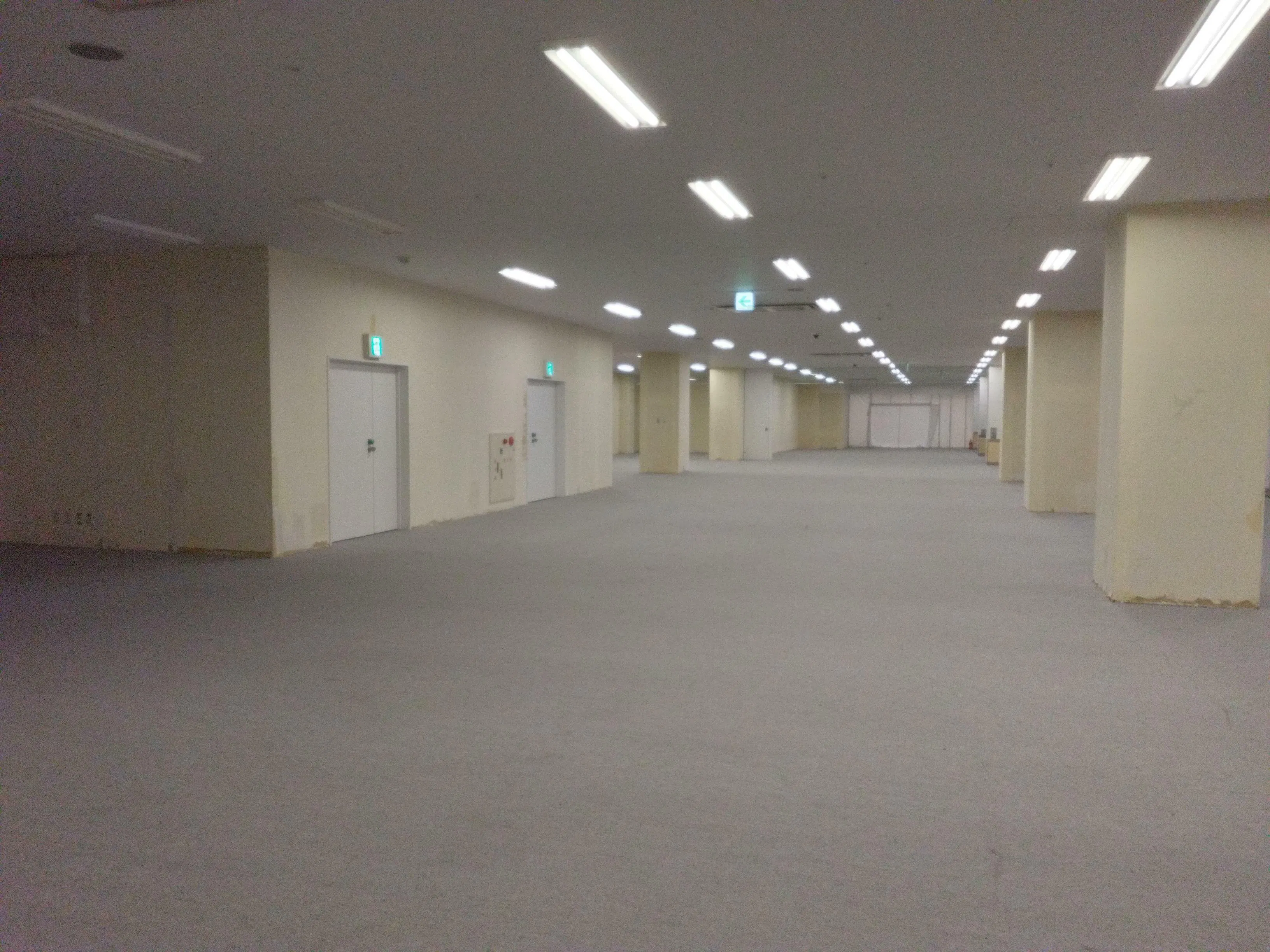 【イオンタウン有松(3階ダイソー前)】大型のポップアップストアや展示販売会に最適な施設3階均一ショップ前にある区画タイプのスペース｜ショップカウンター
