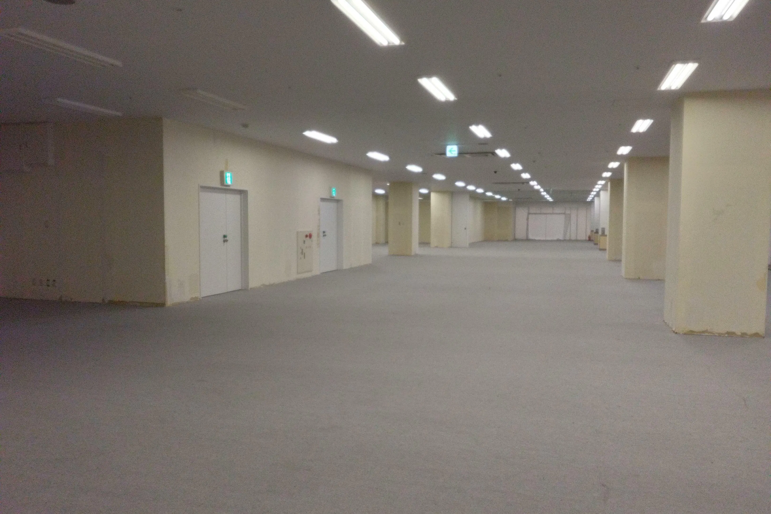 【イオンタウン有松(3階ダイソー前)】大型のポップアップストアや展示販売会に最適な施設3階均一ショップ前にある区画タイプのスペース|ショップカウンター