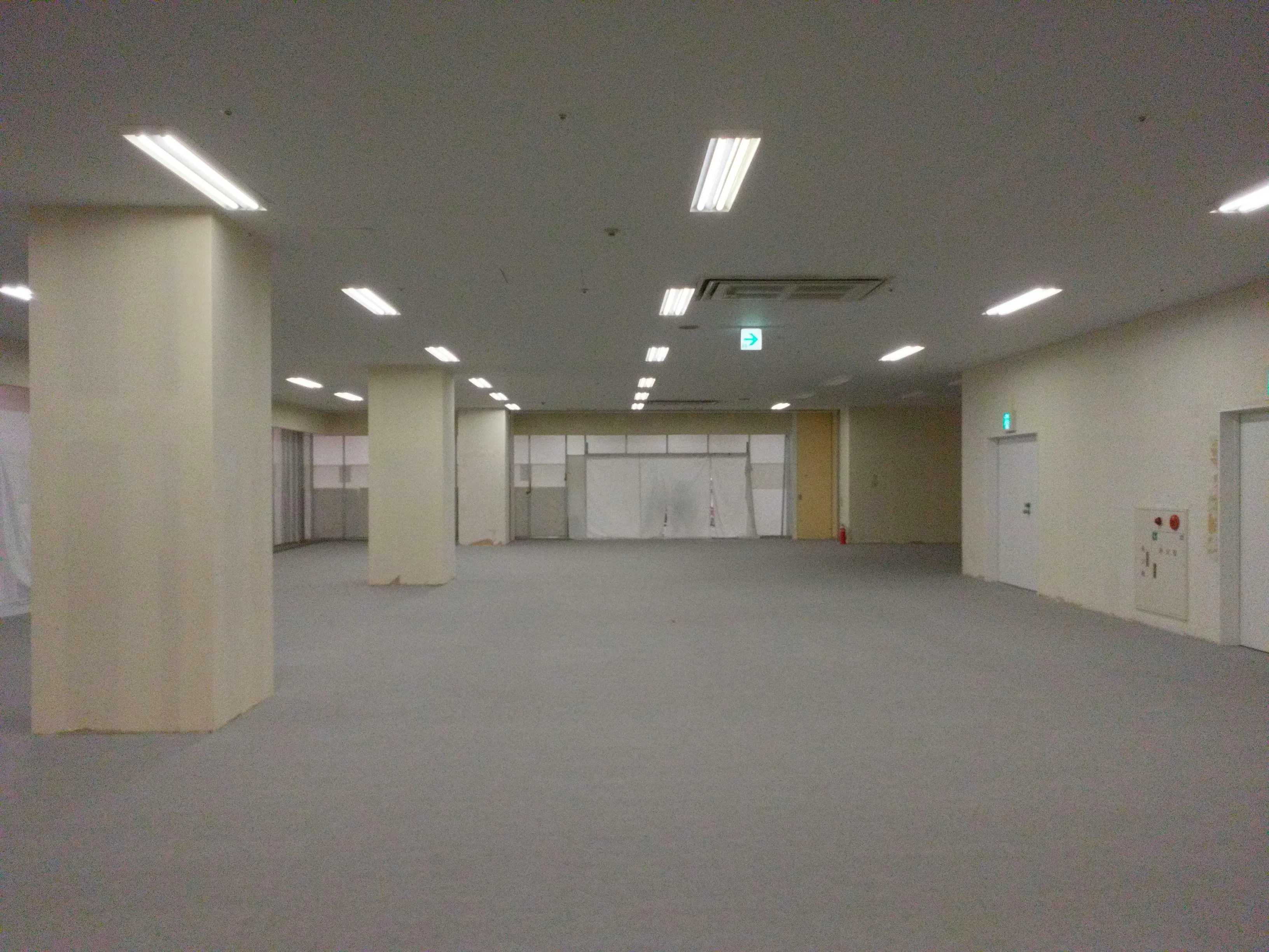 【イオンタウン有松(3階ダイソー前)】大型のポップアップストアや展示販売会に最適な施設3階均一ショップ前にある区画タイプのスペース｜ショップカウンター