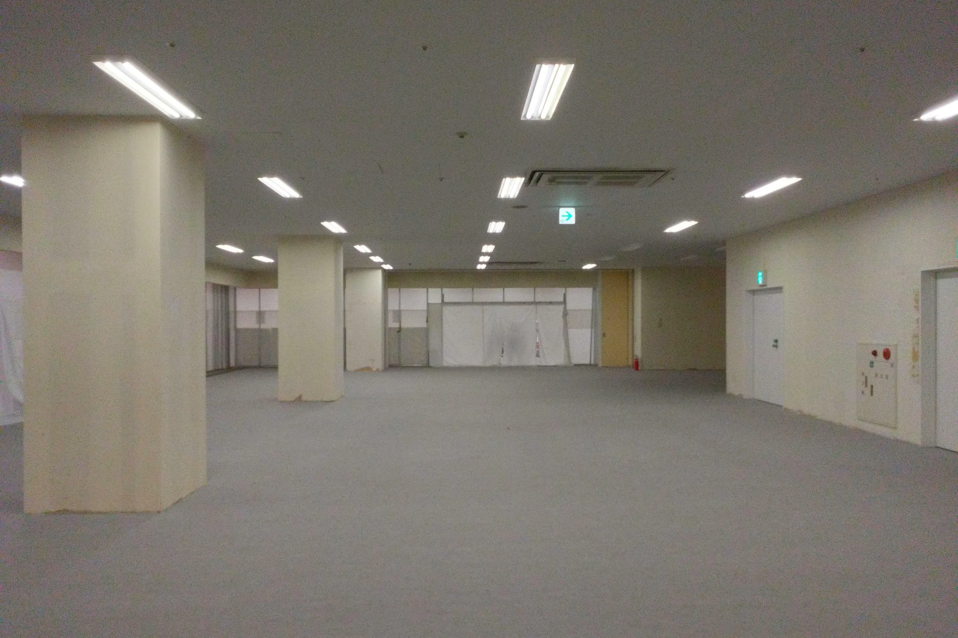 【イオンタウン有松(3階ダイソー前)】大型のポップアップストアや展示販売会に最適な施設3階均一ショップ前にある区画タイプのスペース|ショップカウンター