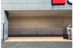 【西友 上浅田店】店舗外 軒下 キッチンカーやたこやき・たいやき・団子・焼き鳥・クレープ など販売におすすめな屋外催事イベントスペース