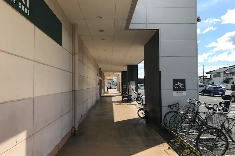 【西友 上浅田店】店舗外 軒下 キッチンカーやたこやき・たいやき・団子・焼き鳥・クレープ など販売におすすめな屋外催事イベントスペースの画像2