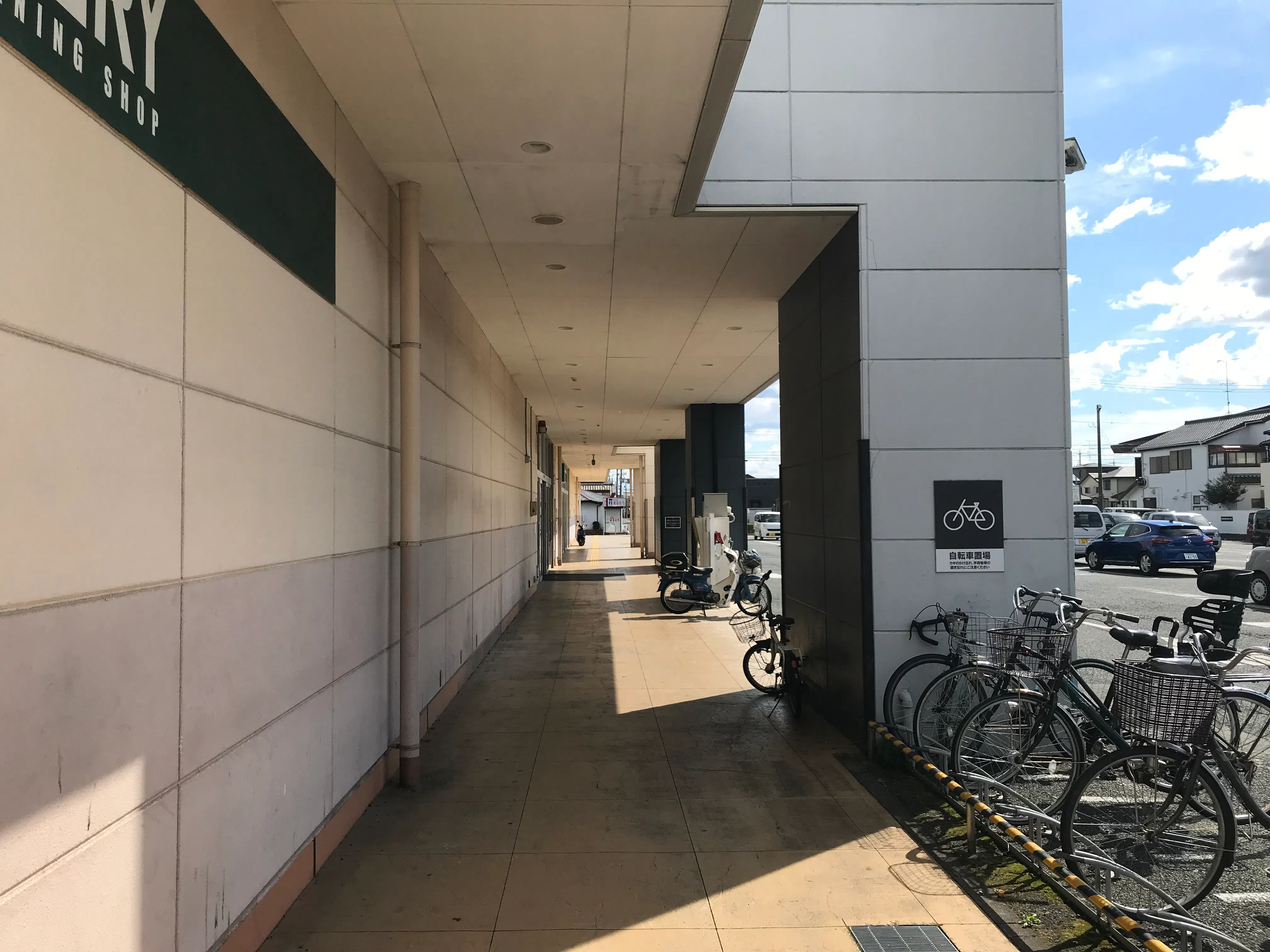 【西友　上浅田店】店舗外 軒下　キッチンカーやたこやき・たいやき・団子・焼き鳥・クレープ など販売におすすめな屋外催事イベントスペース