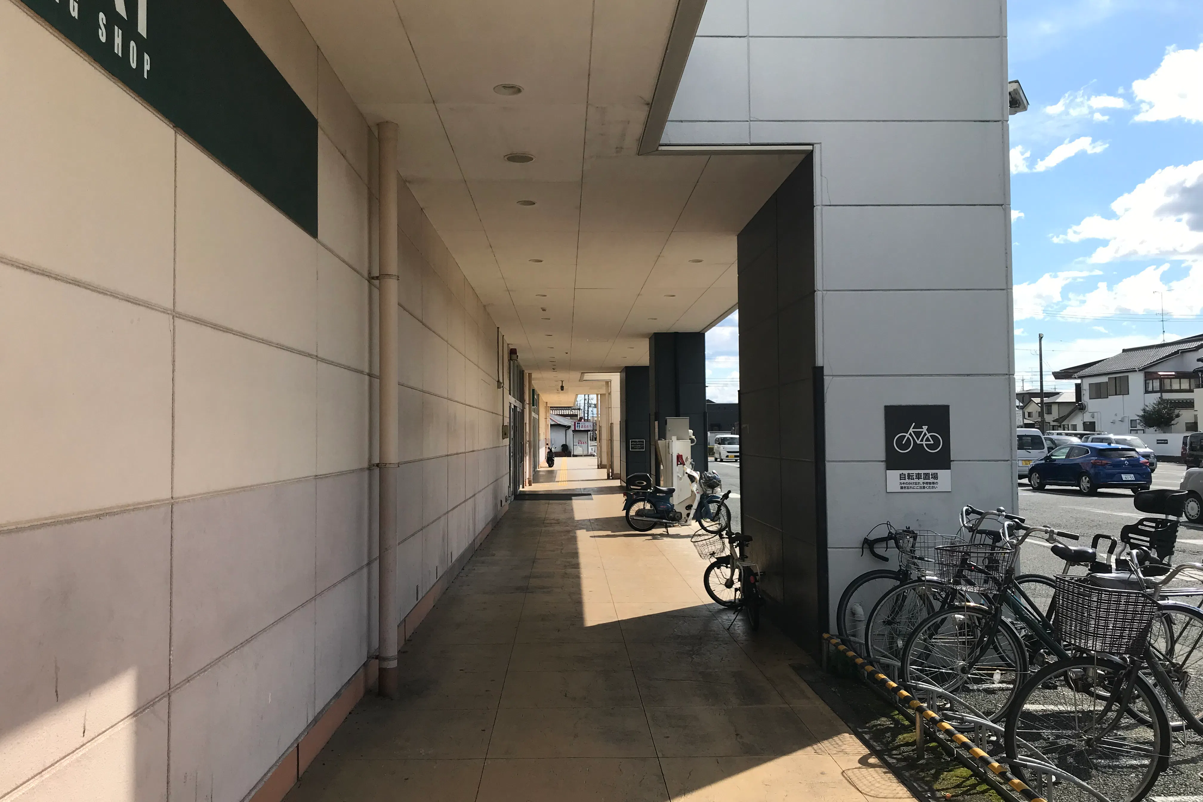【西友 上浅田店】店舗外 軒下 キッチンカーやたこやき・たいやき・団子・焼き鳥・クレープ など販売におすすめな屋外催事イベントスペース
