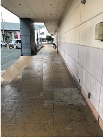 【西友　上浅田店】外区画 入口横軒下 (屋根あり)　キッチンカーやたこやき・たいやき・団子・焼き鳥・クレープ など販売におすすめな屋外催事イベントスペース