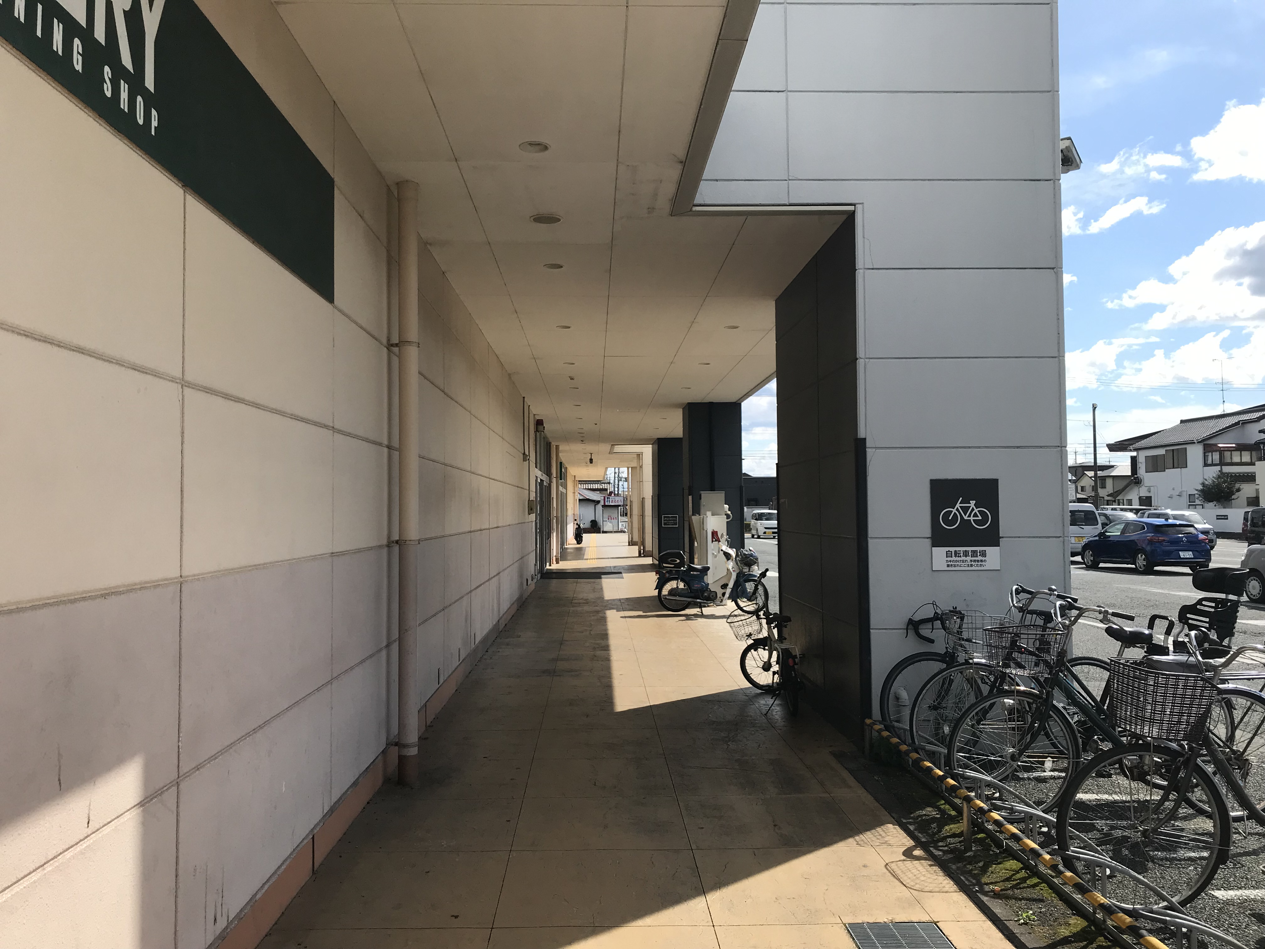 【西友　上浅田店】外区画 入口横軒下 (屋根あり)　キッチンカーやたこやき・たいやき・団子・焼き鳥・クレープ など販売におすすめな屋外催事イベントスペース