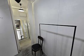 【渋谷駅7分】ポップアップストアや展示会に最適な白を基調とし什器も充実した視認性抜群な路面に面したレンタルスペース