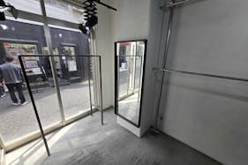 【渋谷駅7分】ポップアップストアや展示会に最適な白を基調とし什器も充実した視認性抜群な路面に面したレンタルスペース