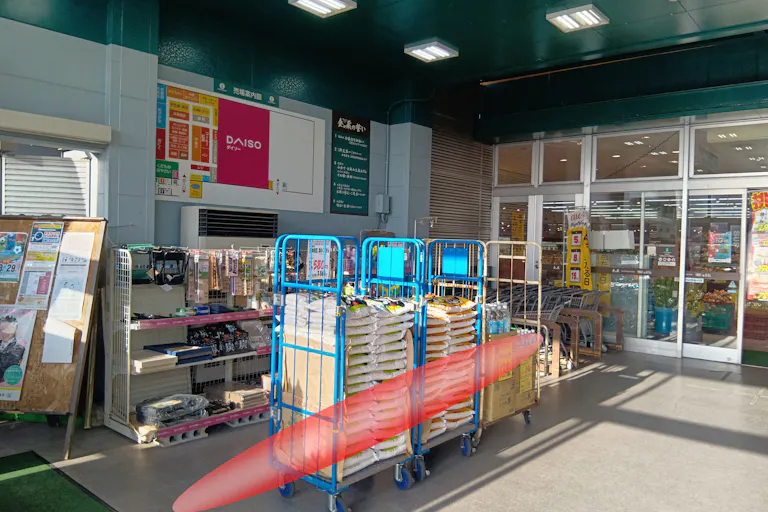 【HIヒロセ食の蔵嘉島店】各種プロモーションイベントに最適なホームセンター風除室のイベントスペースの画像1