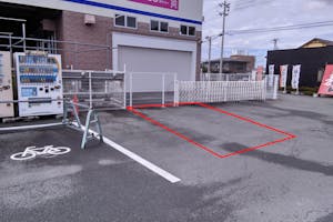 【ホームセンターサンデー東根中央店】キッチンカーの出店に最適な店舗出入口付近にある屋外スペース