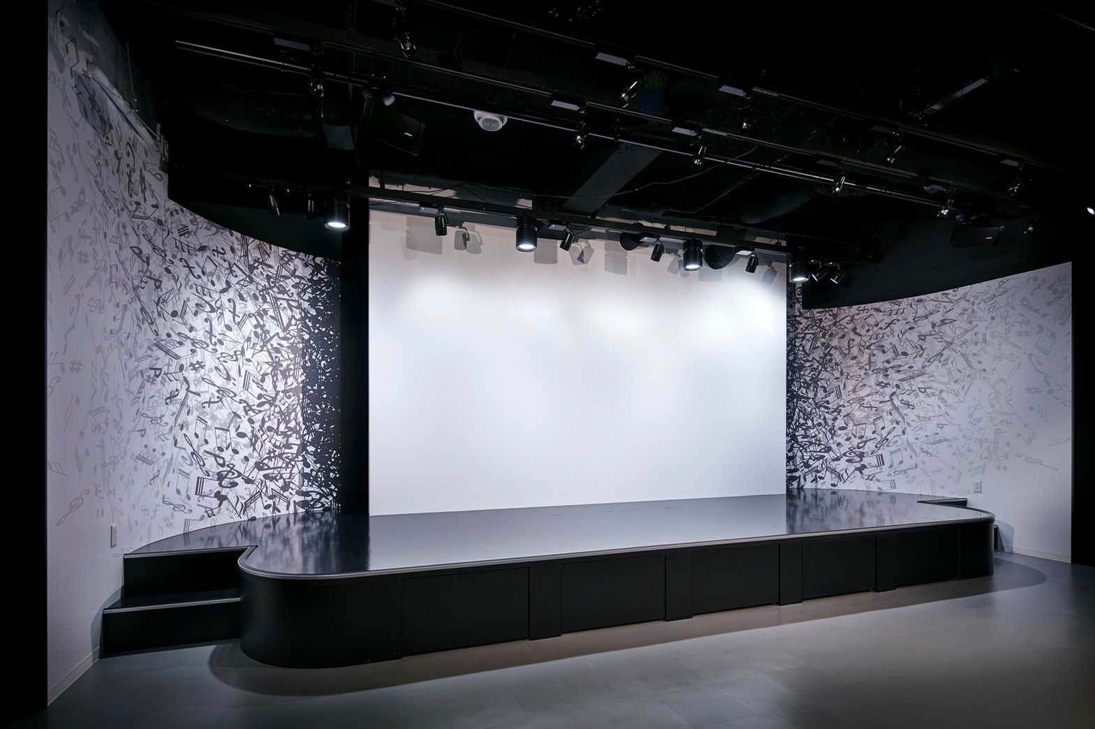 大型スクリーンを完備しており、講演会、セミナーの開催に最適です。