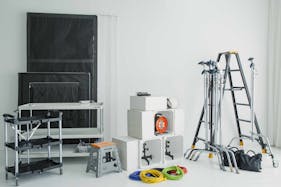 【代々木上原駅3分】展示会場や撮影に最適な自然光が1日中入る白とコンクリートのシンプルなスタジオ