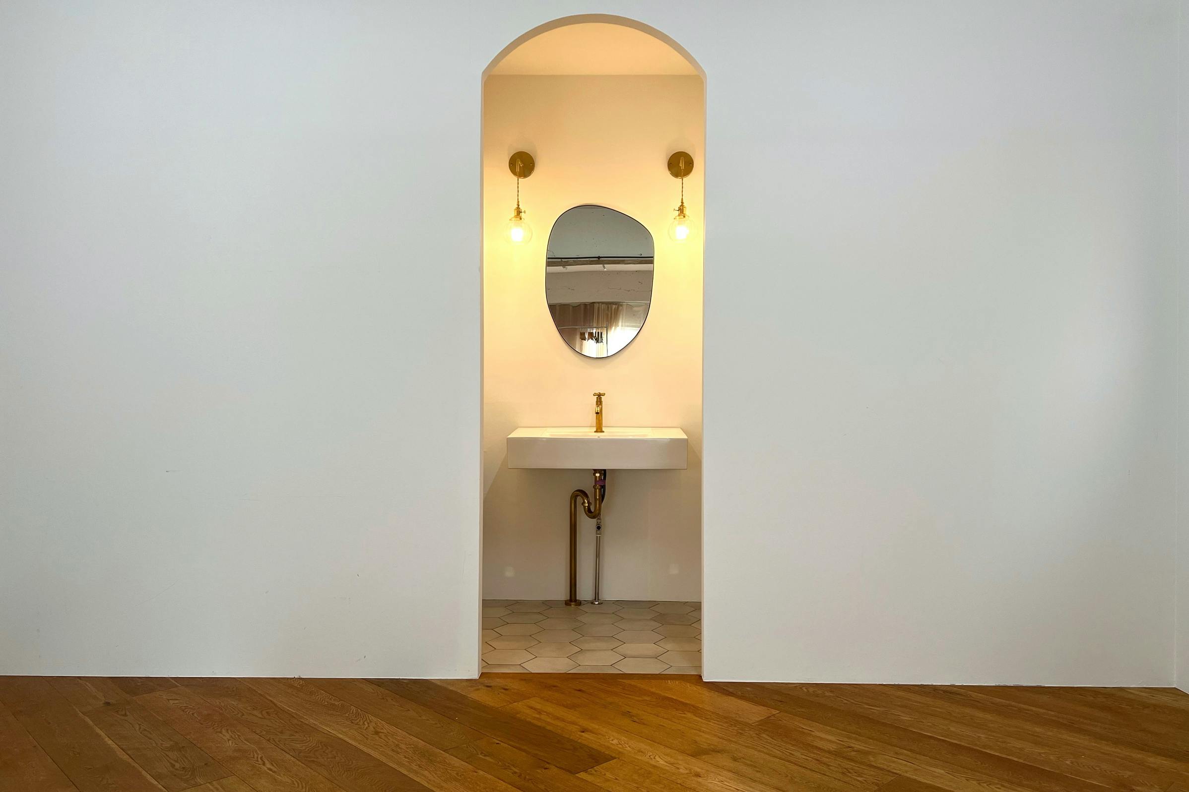 【曙橋駅A2出口より徒歩3分】ポップアップや展示会に最適な白壁、チーク床の自然光豊富なナチュラルなスペース