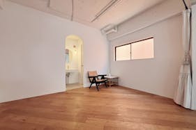 【曙橋駅A2出口より徒歩3分】ポップアップや展示会に最適な白壁、チーク床の自然光豊富なナチュラルなスペース