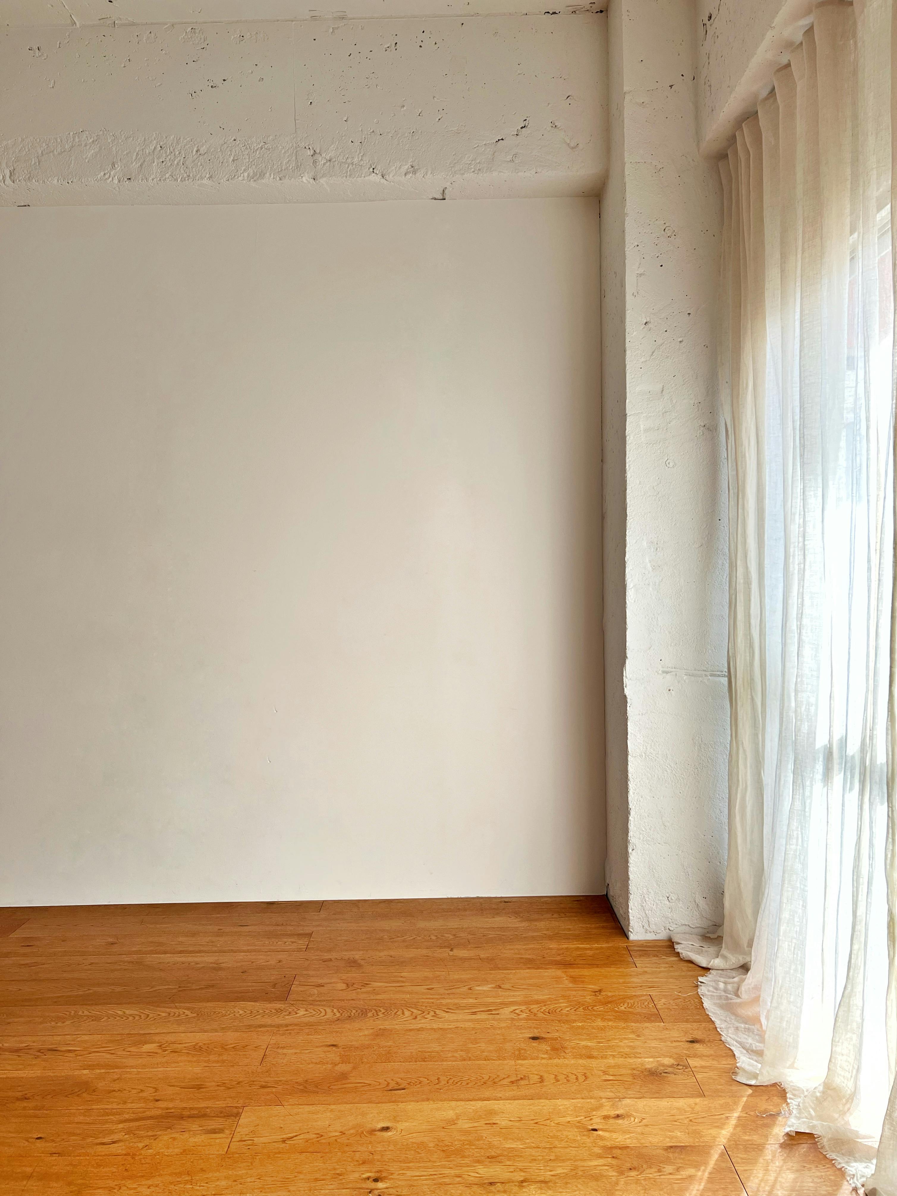 【曙橋駅A2出口より徒歩3分】ポップアップや展示会に最適な白壁、チーク床の自然光豊富なナチュラルなスペース