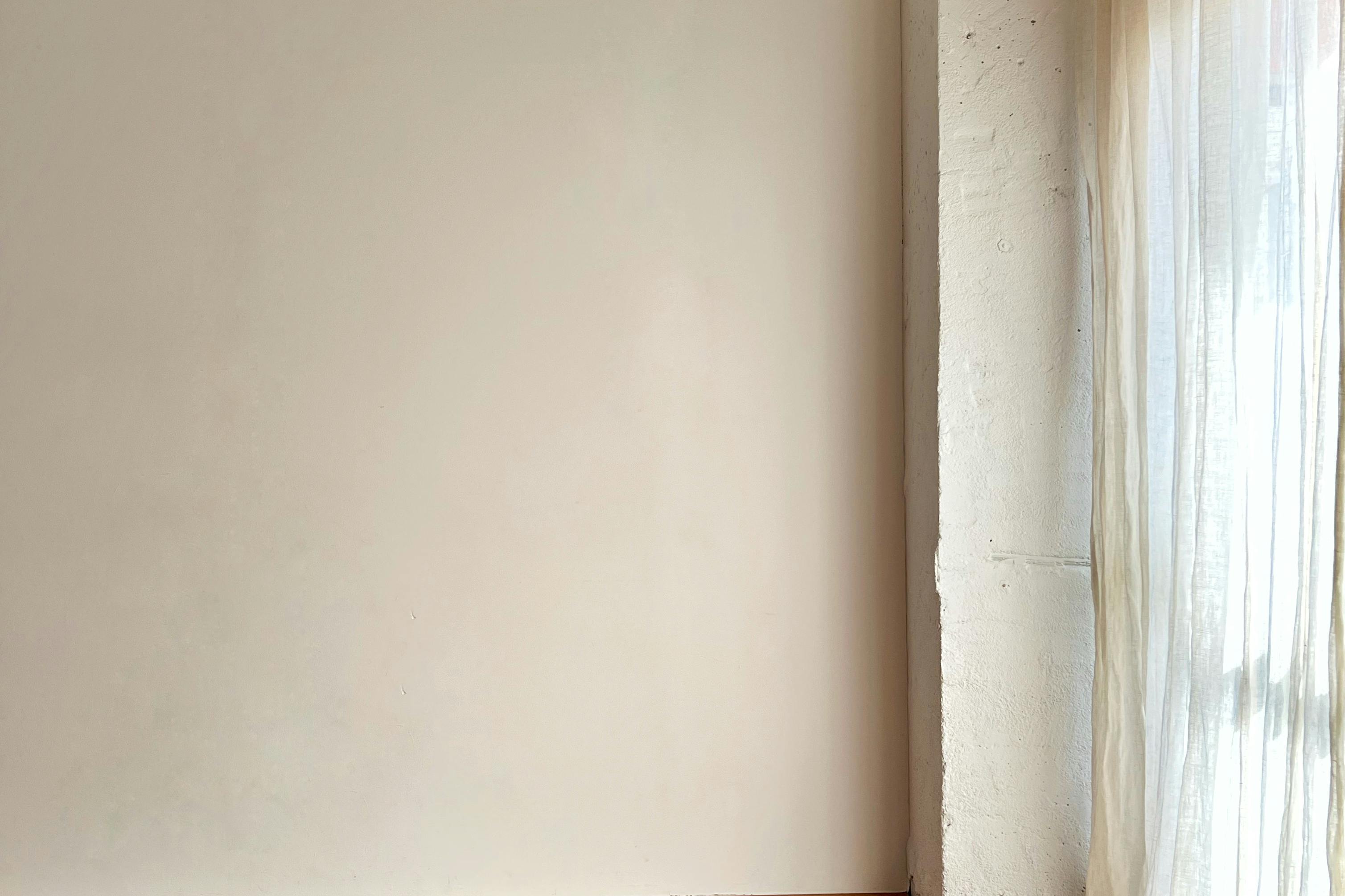 【曙橋駅A2出口より徒歩3分】ポップアップや展示会に最適な白壁、チーク床の自然光豊富なナチュラルなスペース