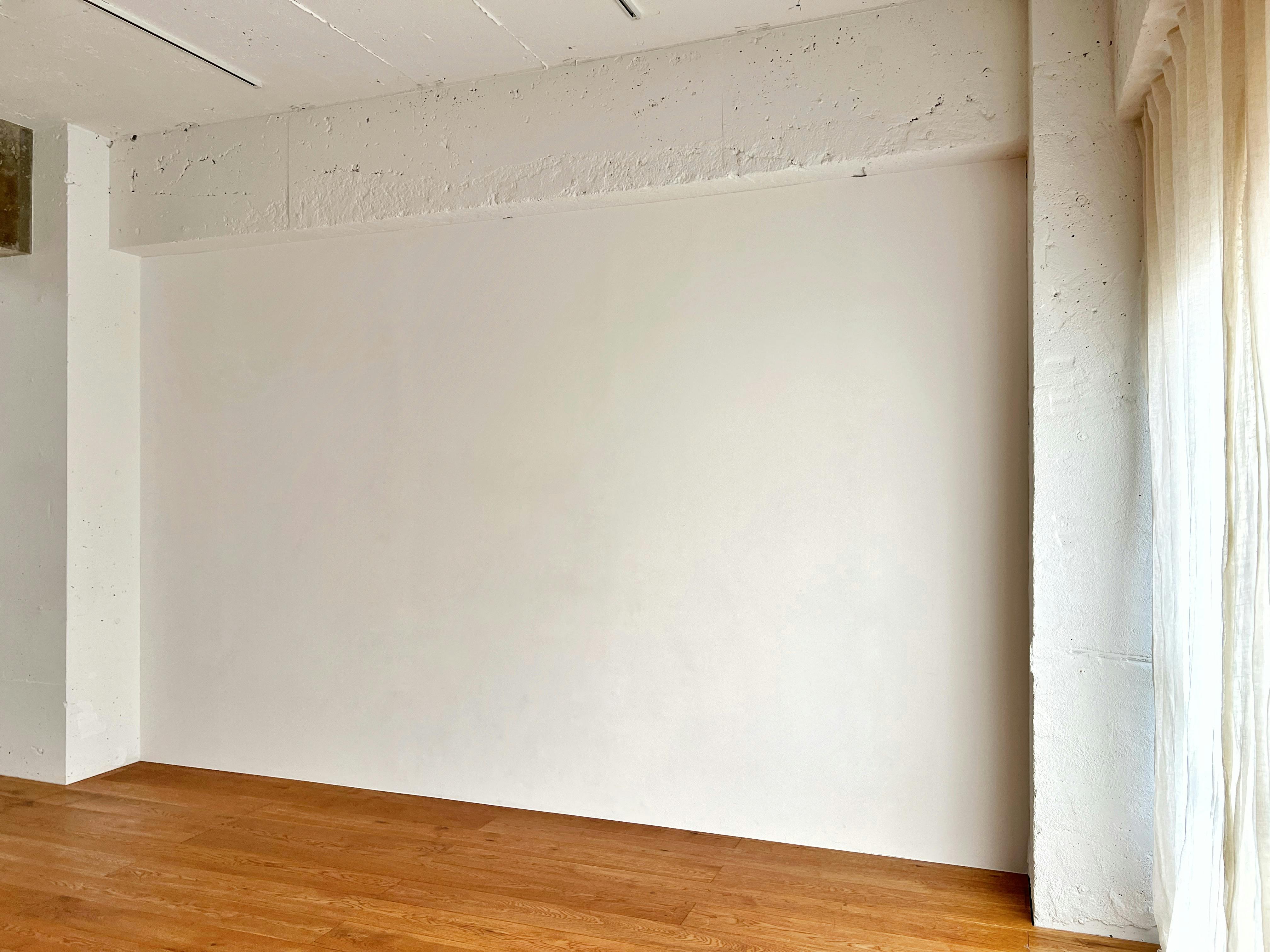 【曙橋駅A2出口より徒歩3分】ポップアップや展示会に最適な白壁、チーク床の自然光豊富なナチュラルなスペース