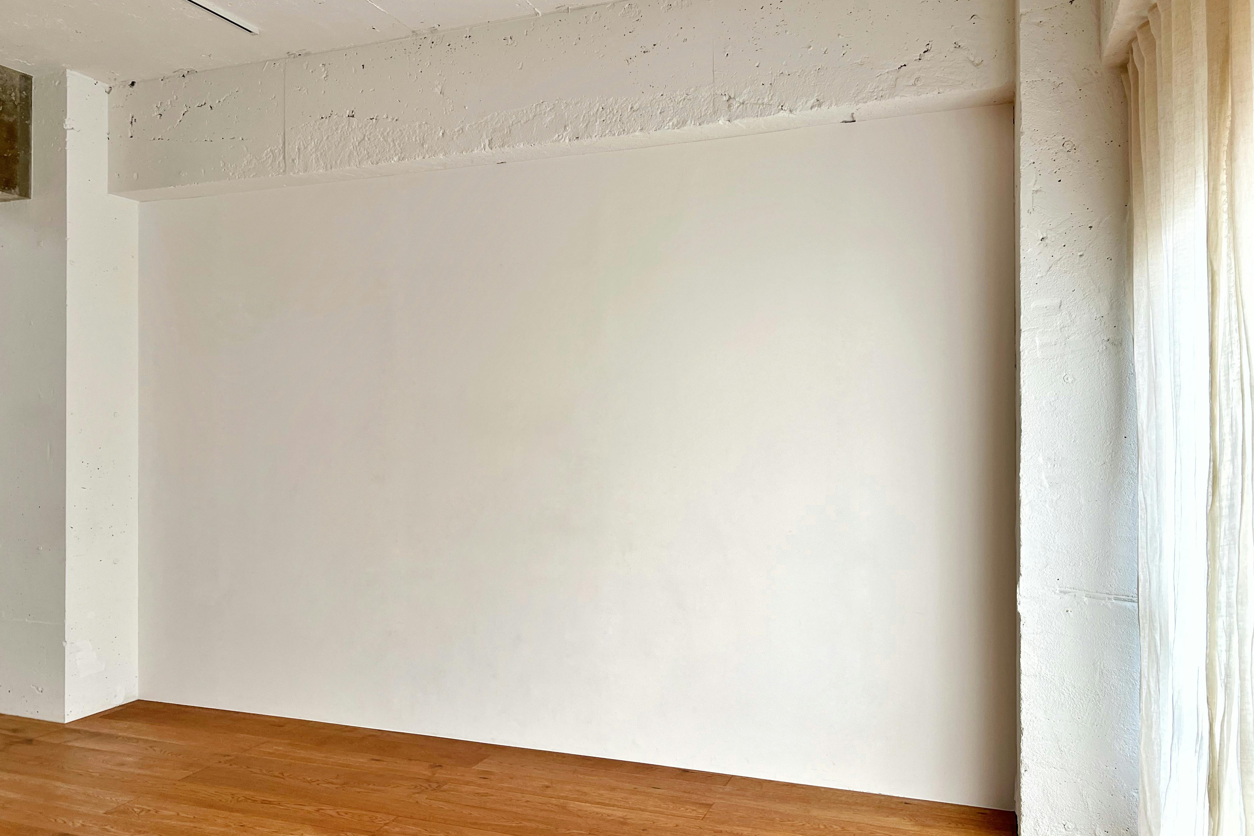 【曙橋駅A2出口より徒歩3分】ポップアップや展示会に最適な白壁、チーク床の自然光豊富なナチュラルなスペース