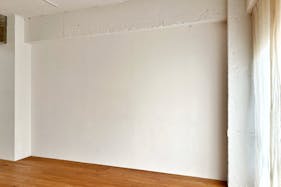 【曙橋駅A2出口より徒歩3分】ポップアップや展示会に最適な白壁、チーク床の自然光豊富なナチュラルなスペース