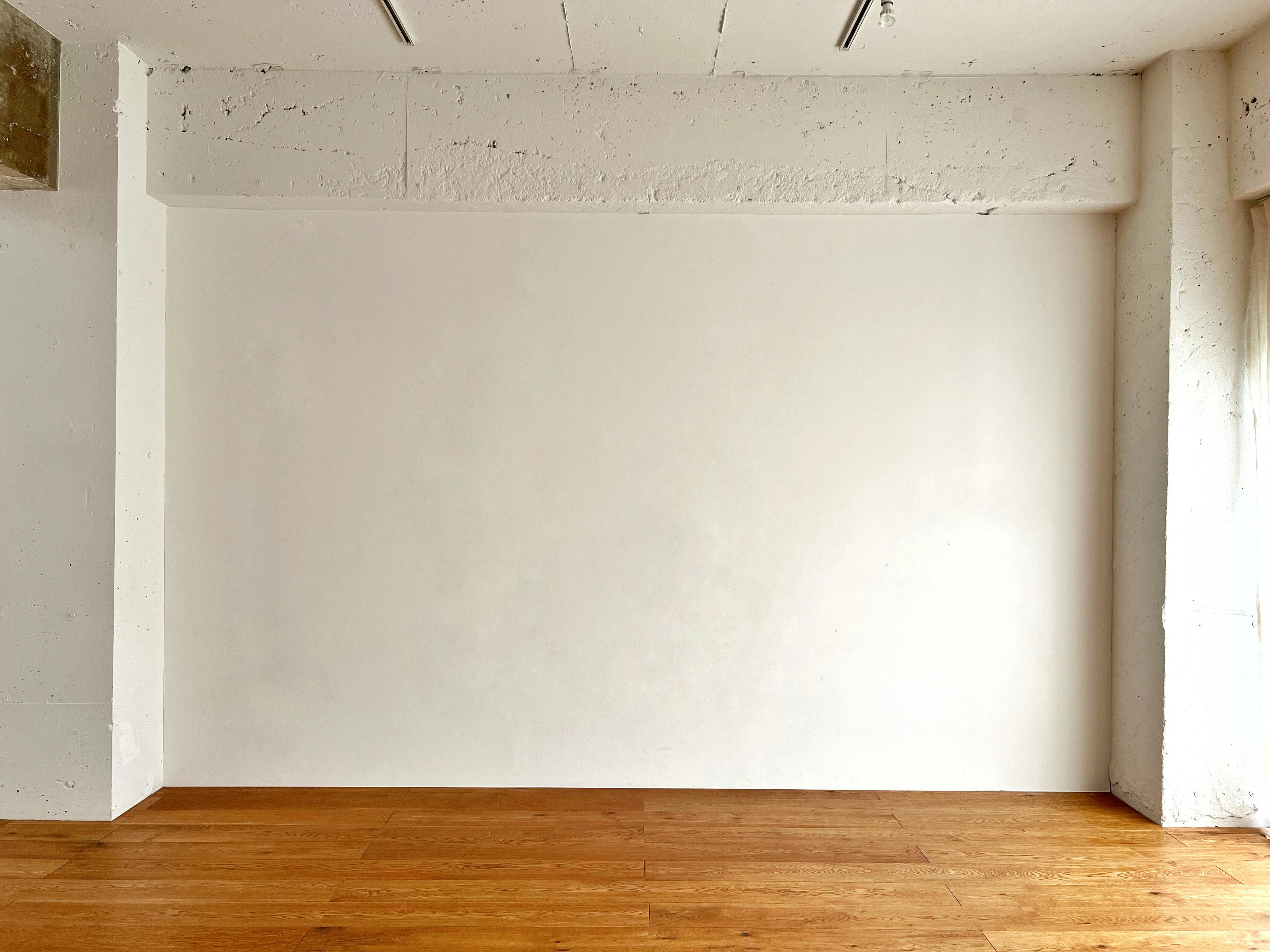 【曙橋駅A2出口より徒歩3分】ポップアップや展示会に最適な白壁、チーク床の自然光豊富なナチュラルなスペース