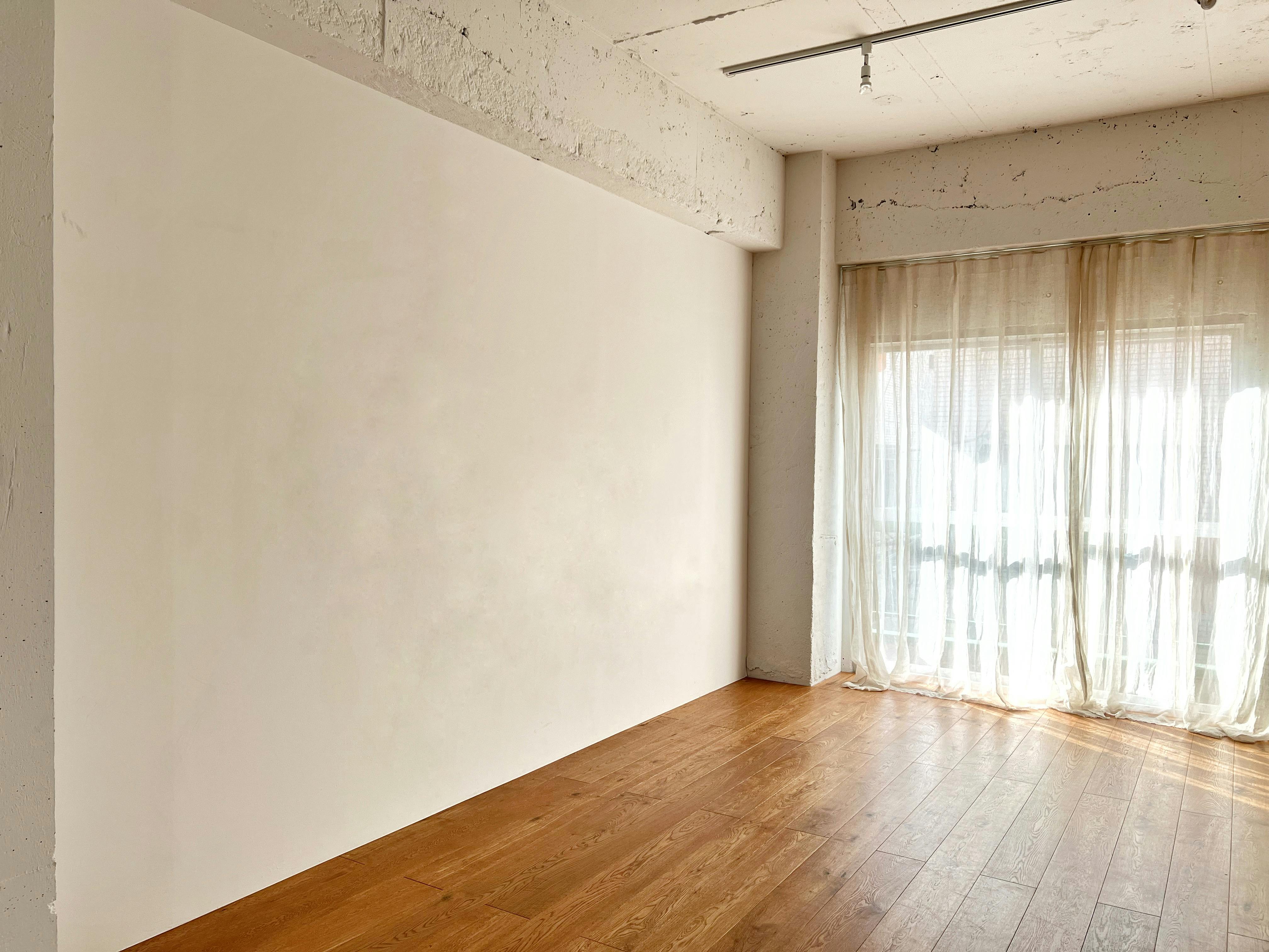 【曙橋駅A2出口より徒歩3分】ポップアップや展示会に最適な白壁、チーク床の自然光豊富なナチュラルなスペース