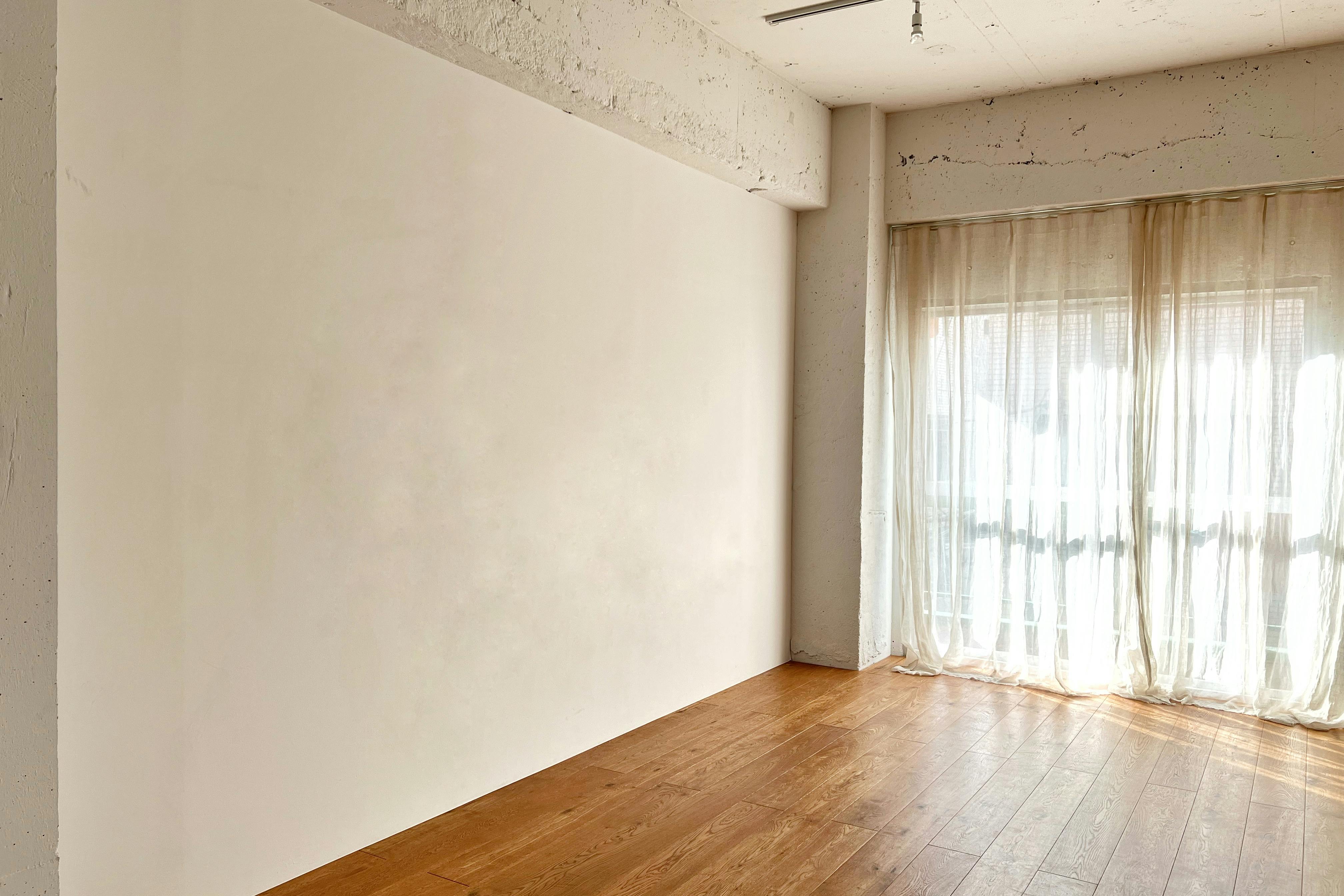 【曙橋駅A2出口より徒歩3分】ポップアップや展示会に最適な白壁、チーク床の自然光豊富なナチュラルなスペース