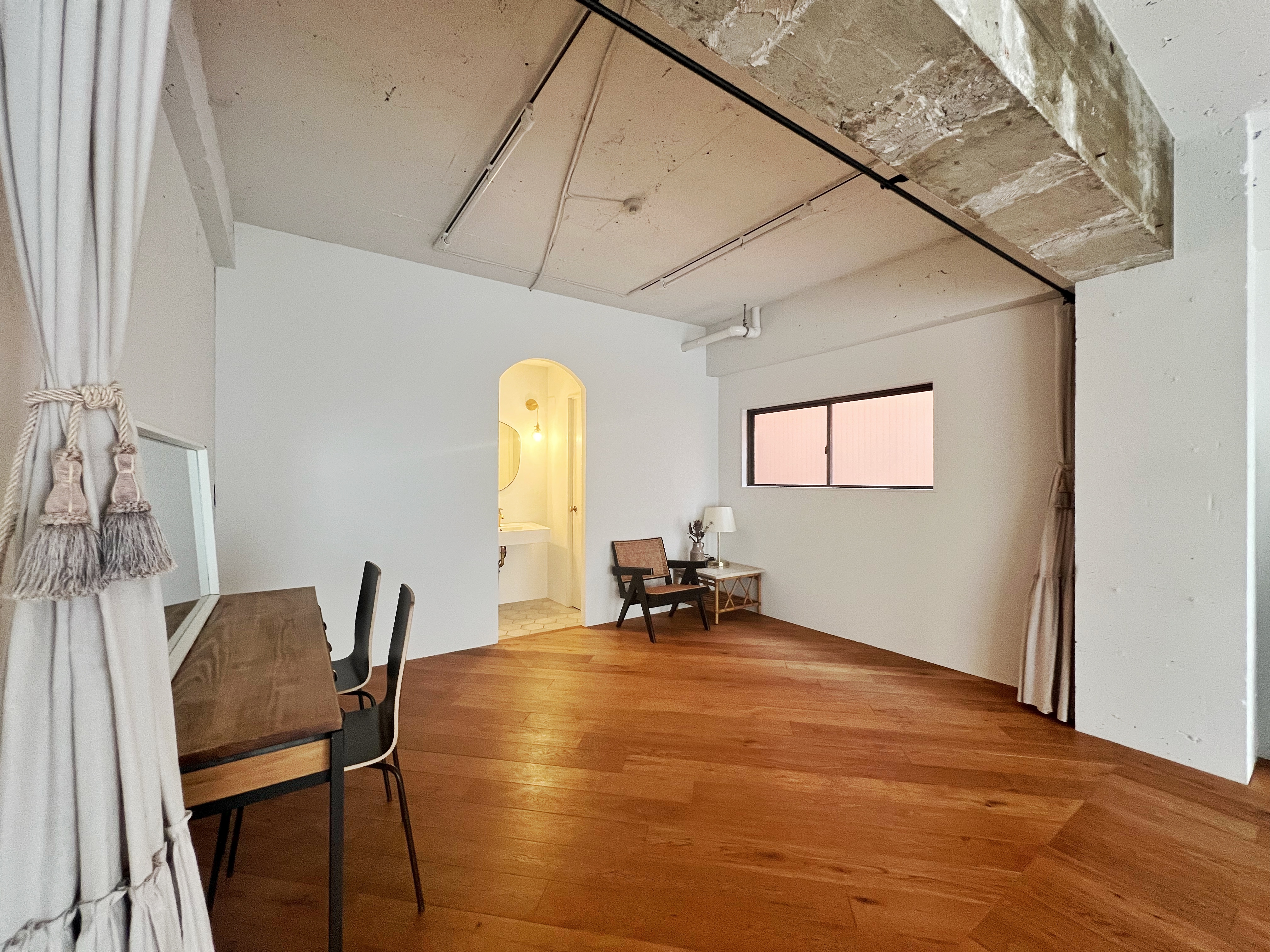 【曙橋駅A2出口より徒歩3分】ポップアップや展示会に最適な白壁、チーク床の自然光豊富なナチュラルなスペースの画像12