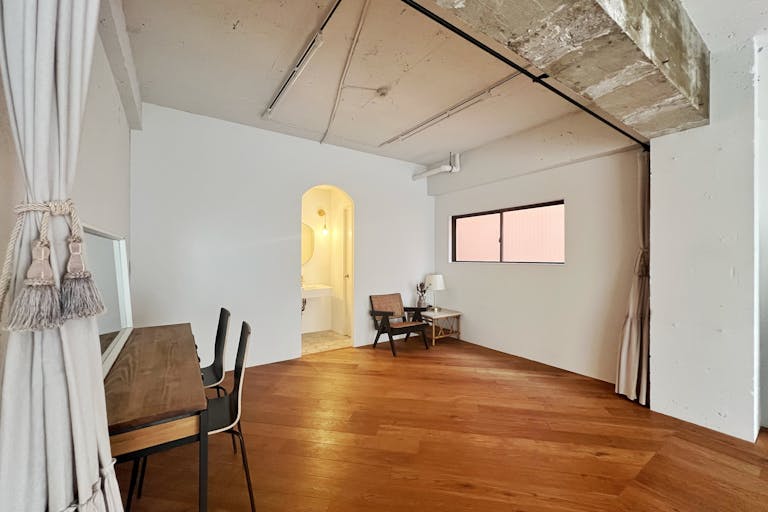 【曙橋駅A2出口より徒歩3分】ポップアップや展示会に最適な白壁、チーク床の自然光豊富なナチュラルなスペースの画像12