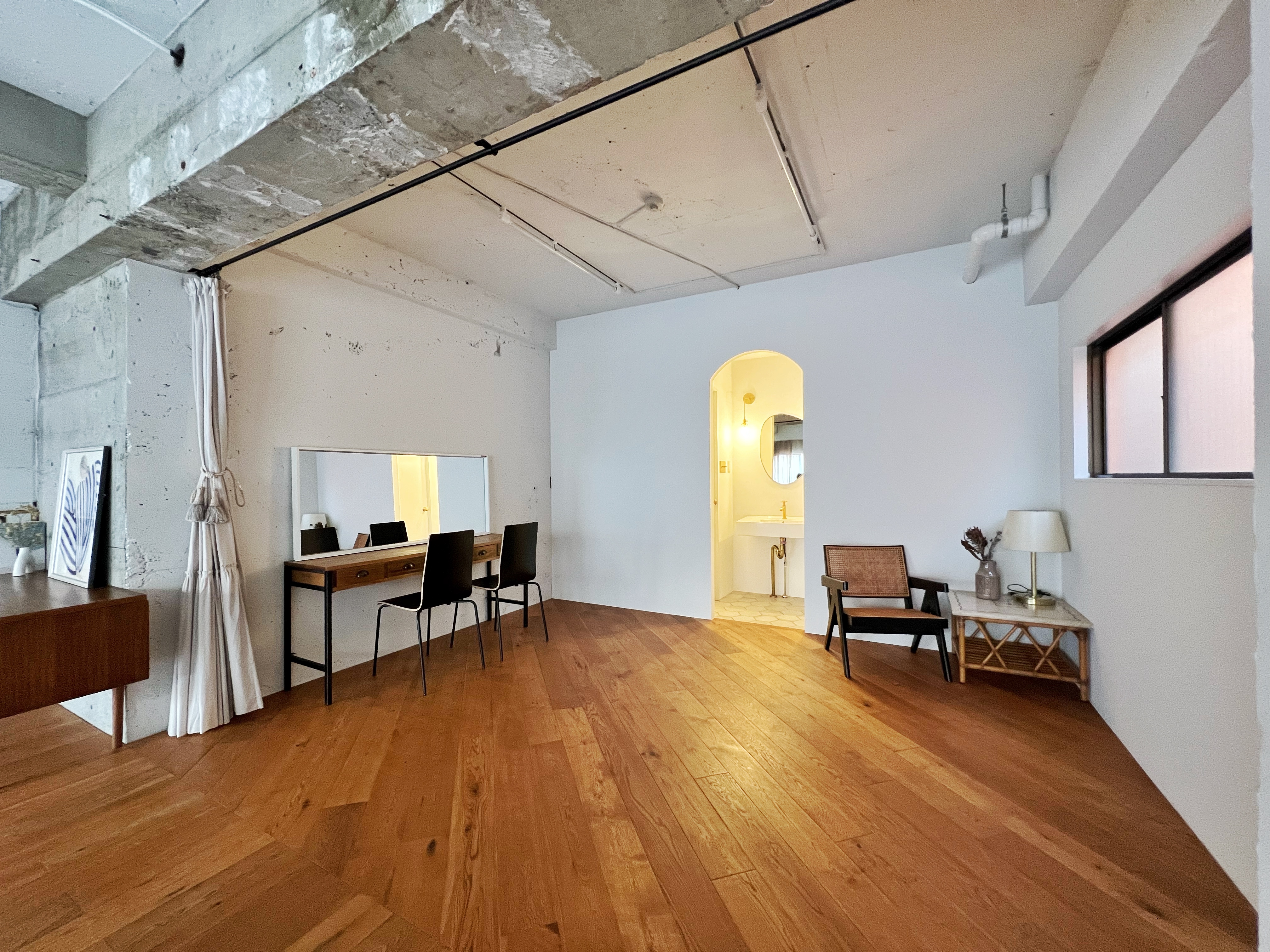 【曙橋駅A2出口より徒歩3分】ポップアップや展示会に最適な白壁、チーク床の自然光豊富なナチュラルなスペースの画像13