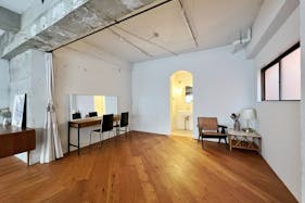 【曙橋駅A2出口より徒歩3分】ポップアップや展示会に最適な白壁、チーク床の自然光豊富なナチュラルなスペース