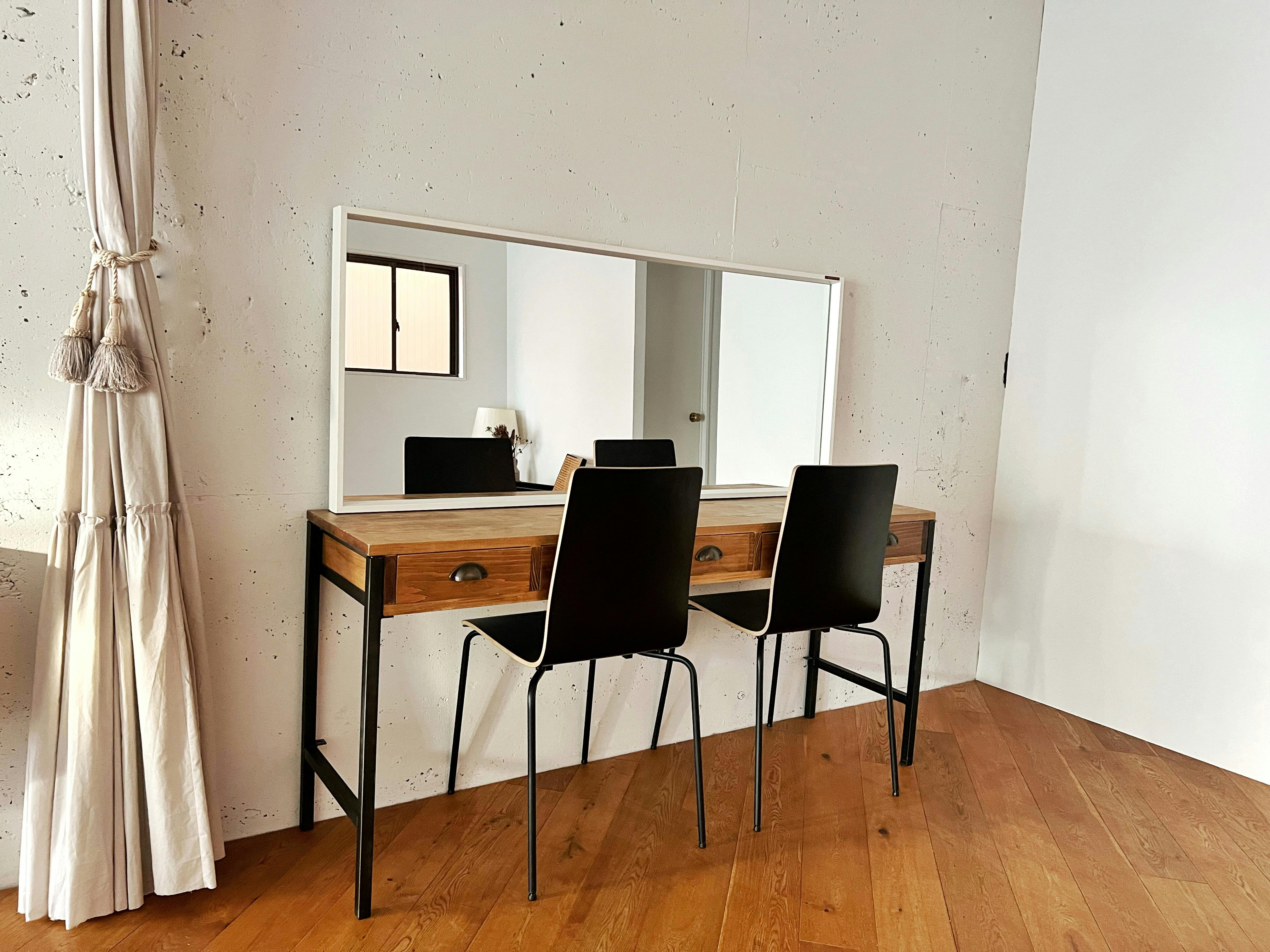 【曙橋駅A2出口より徒歩3分】ポップアップや展示会に最適な白壁、チーク床の自然光豊富なナチュラルなスペース