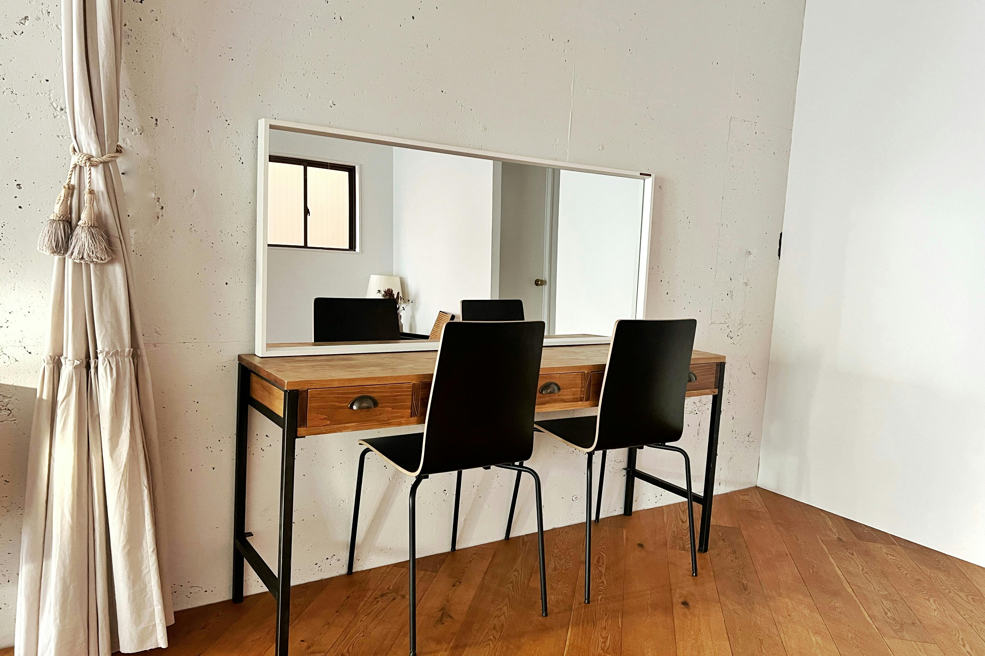 【曙橋駅A2出口より徒歩3分】ポップアップや展示会に最適な白壁、チーク床の自然光豊富なナチュラルなスペース