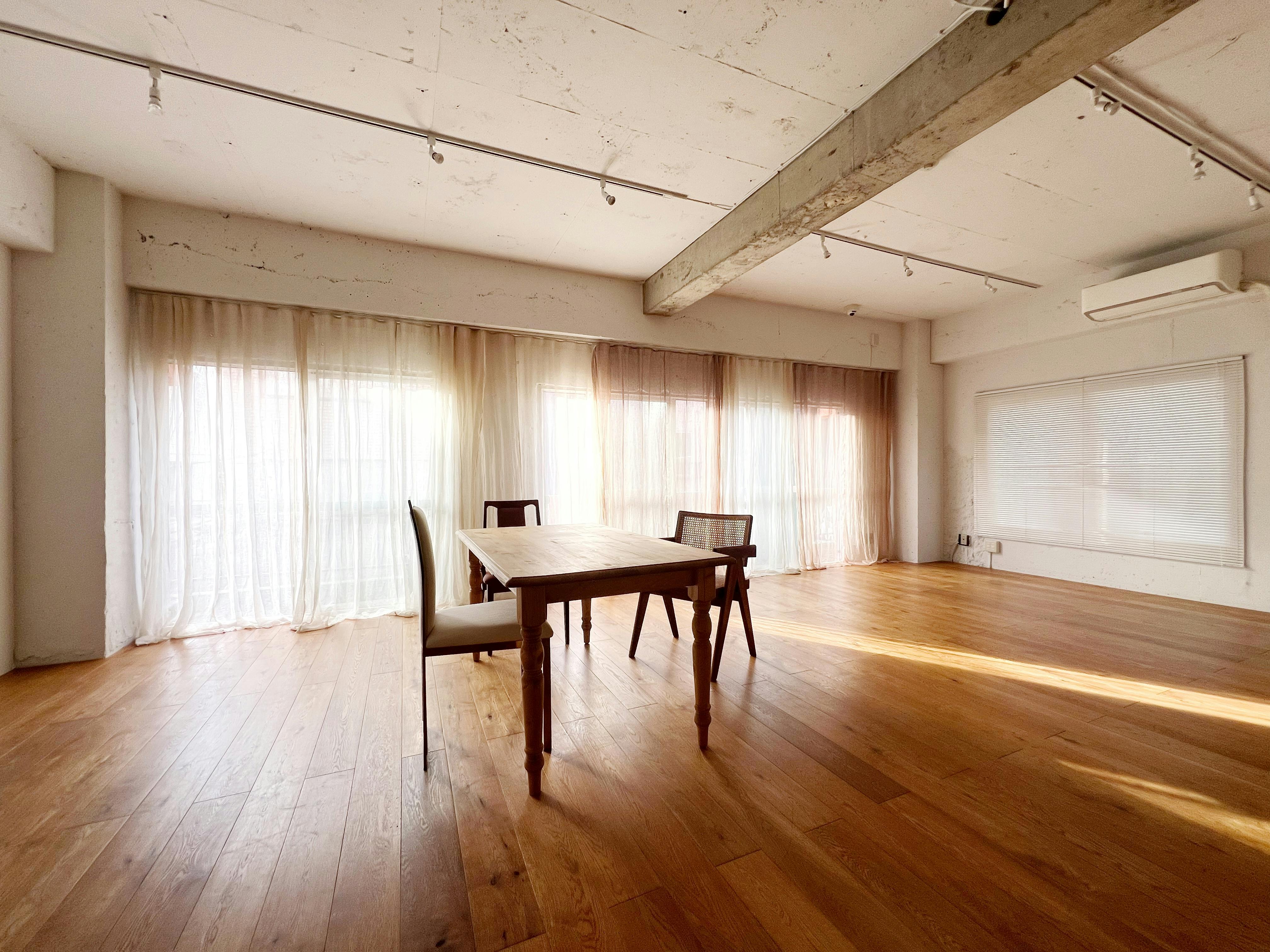 【曙橋駅A2出口より徒歩3分】ポップアップや展示会に最適な白壁、チーク床の自然光豊富なナチュラルなスペース