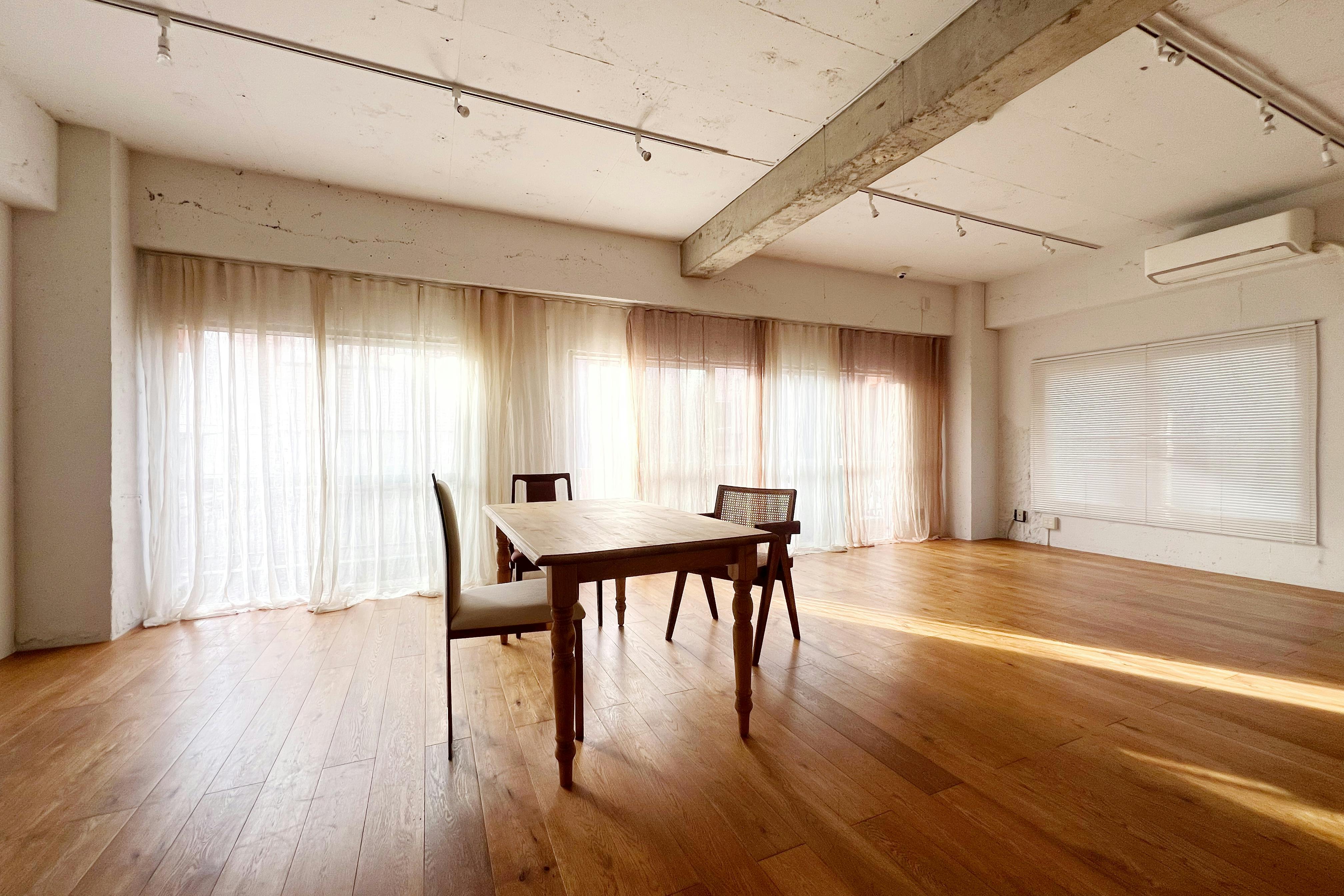 【曙橋駅A2出口より徒歩3分】ポップアップや展示会に最適な白壁、チーク床の自然光豊富なナチュラルなスペース