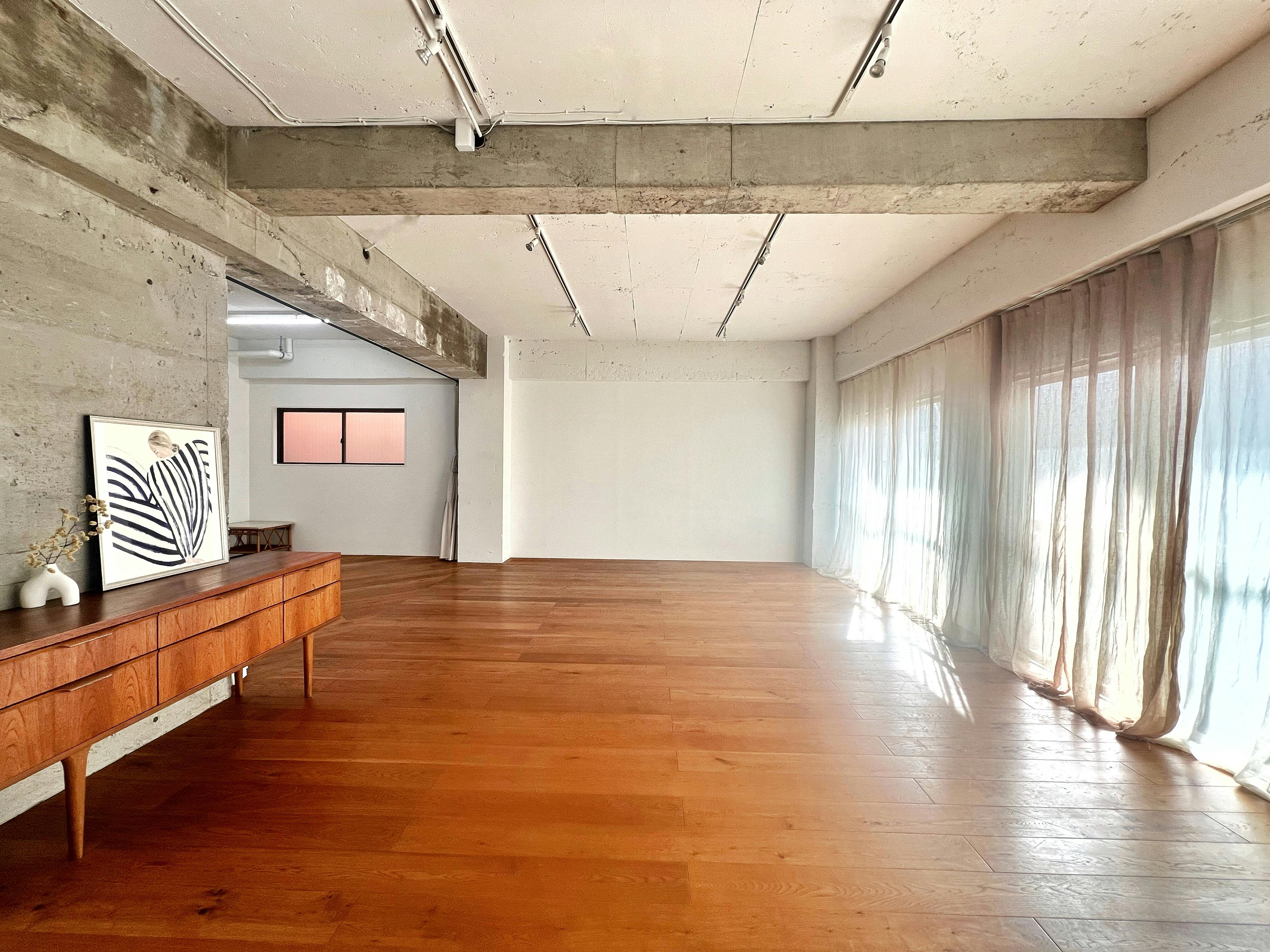 【曙橋駅A2出口より徒歩3分】ポップアップや展示会に最適な白壁、チーク床の自然光豊富なナチュラルなスペースの画像