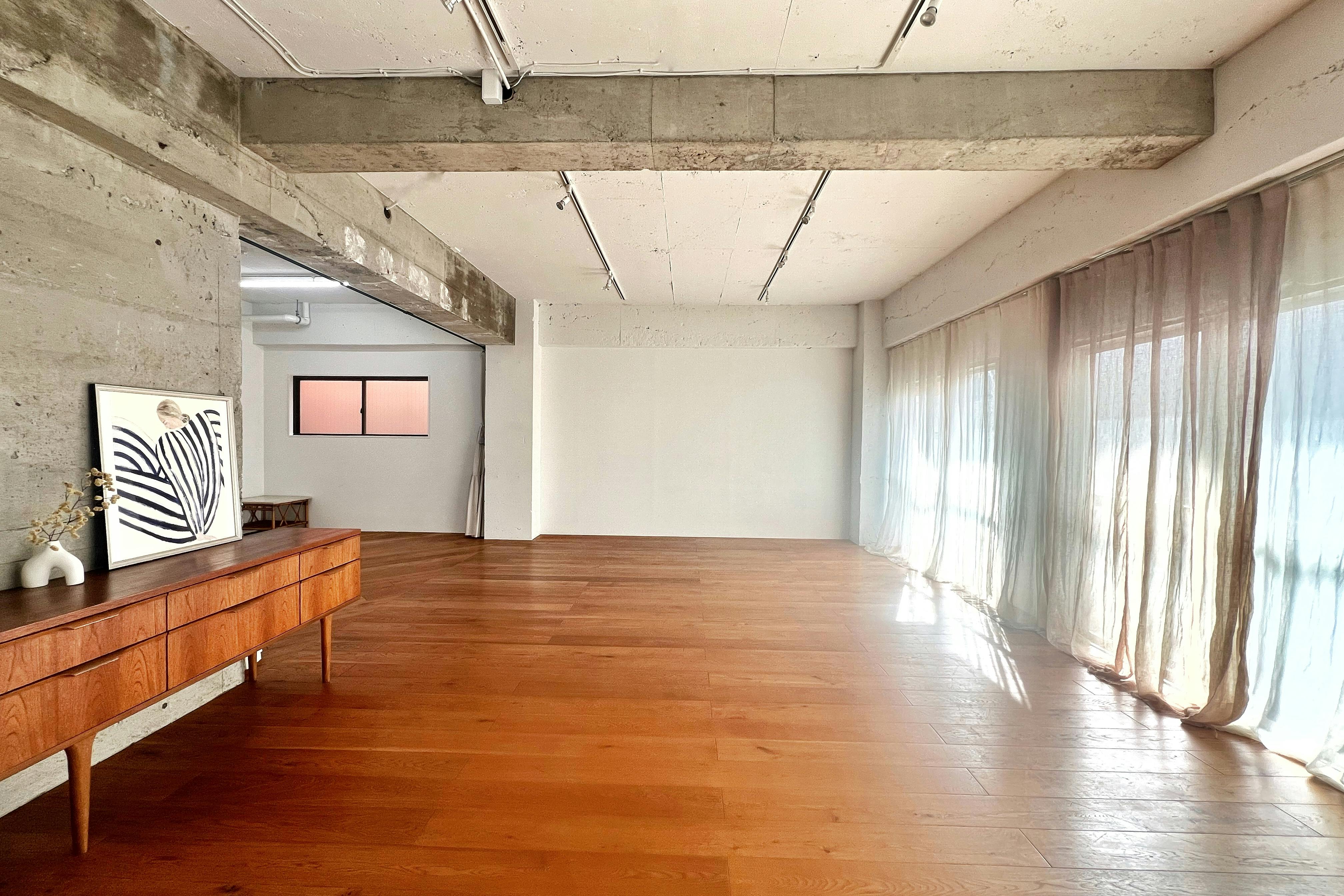 【曙橋駅A2出口より徒歩3分】ポップアップや展示会に最適な白壁、チーク床の自然光豊富なナチュラルなスペース