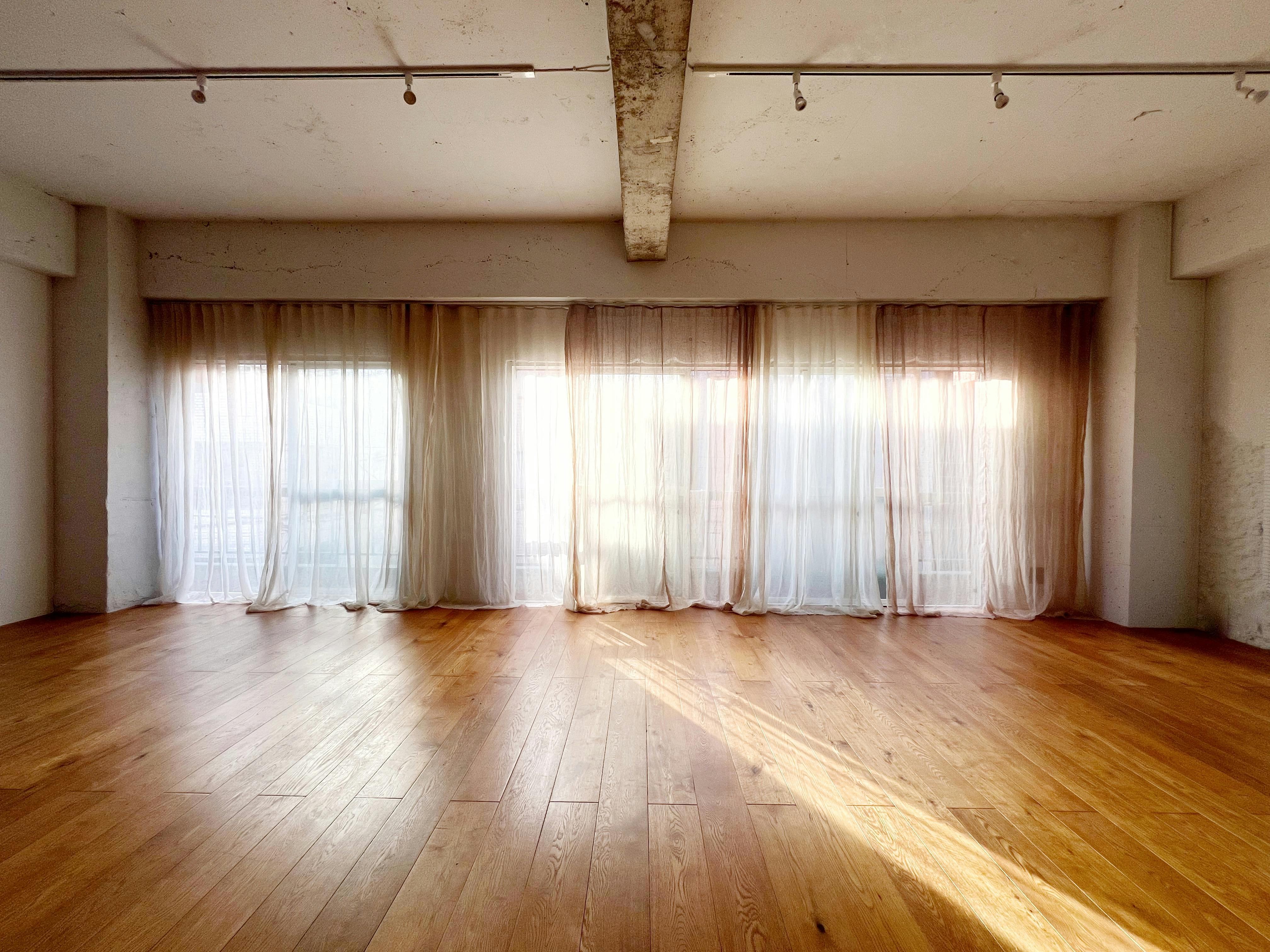 【曙橋駅A2出口より徒歩3分】ポップアップや展示会に最適な白壁、チーク床の自然光豊富なナチュラルなスペース