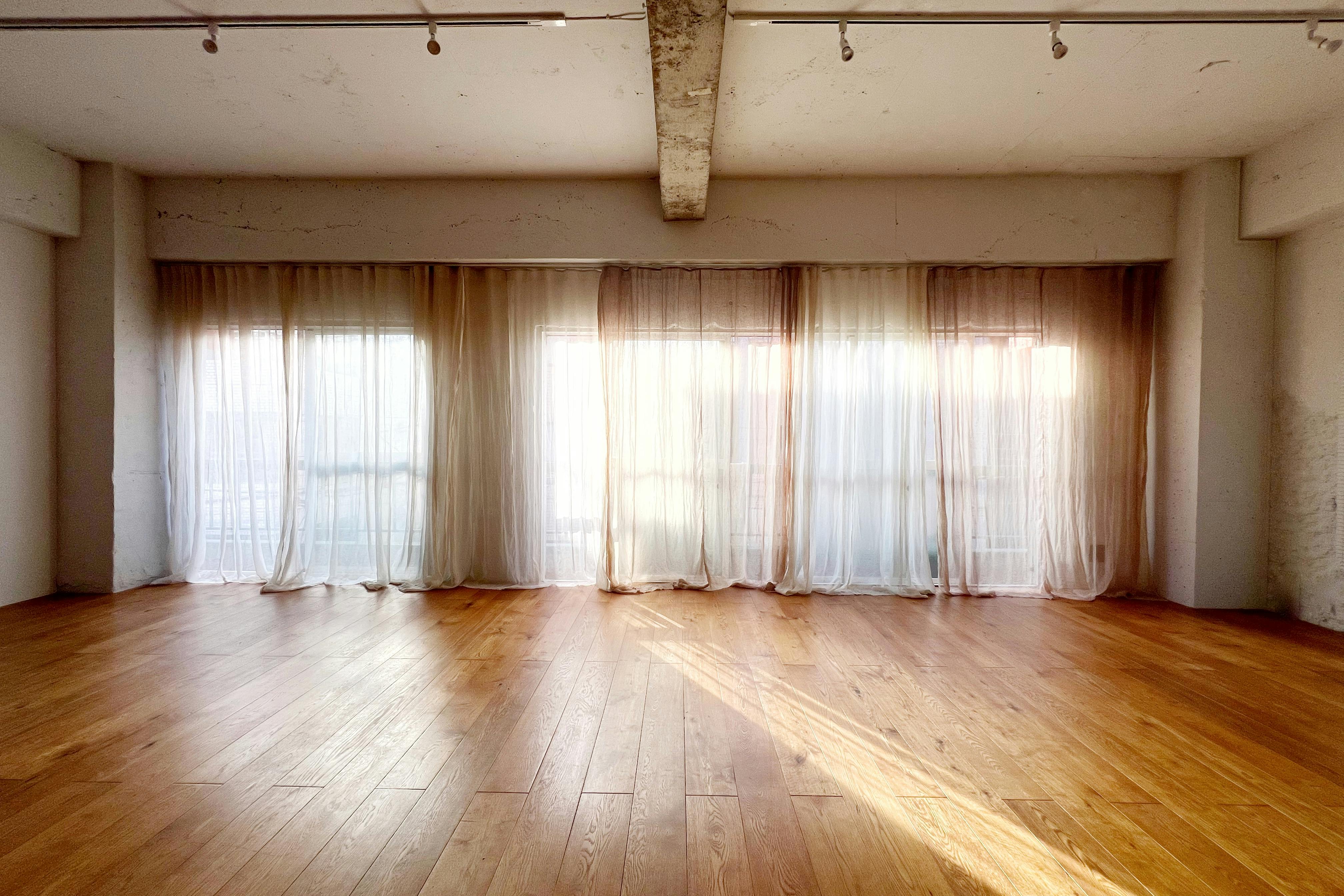 【曙橋駅A2出口より徒歩3分】ポップアップや展示会に最適な白壁、チーク床の自然光豊富なナチュラルなスペース