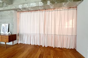 【曙橋駅A2出口より徒歩3分】ポップアップや展示会に最適な白壁、チーク床の自然光豊富なナチュラルなスペース