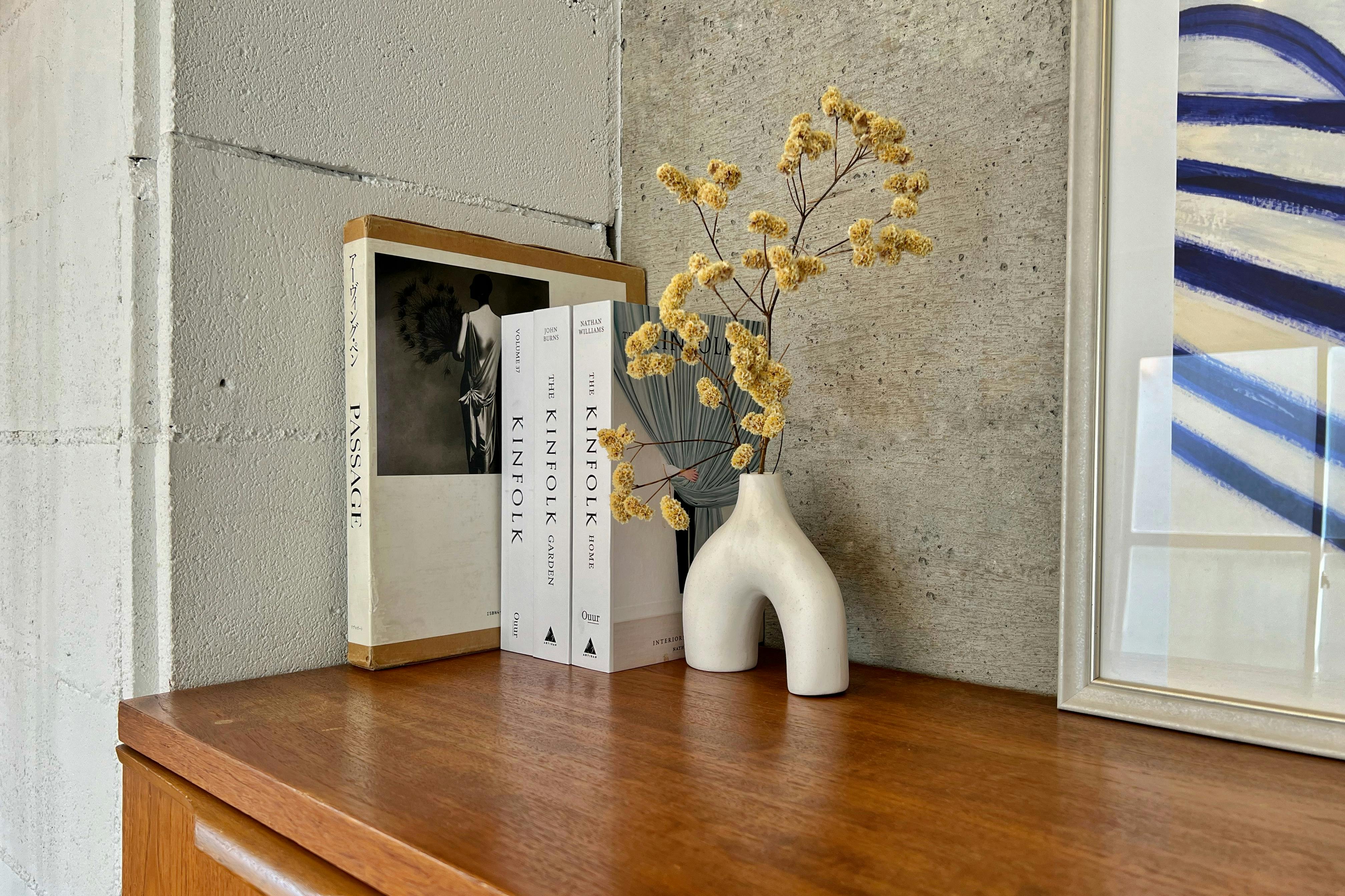 【曙橋駅A2出口より徒歩3分】ポップアップや展示会に最適な白壁、チーク床の自然光豊富なナチュラルなスペース