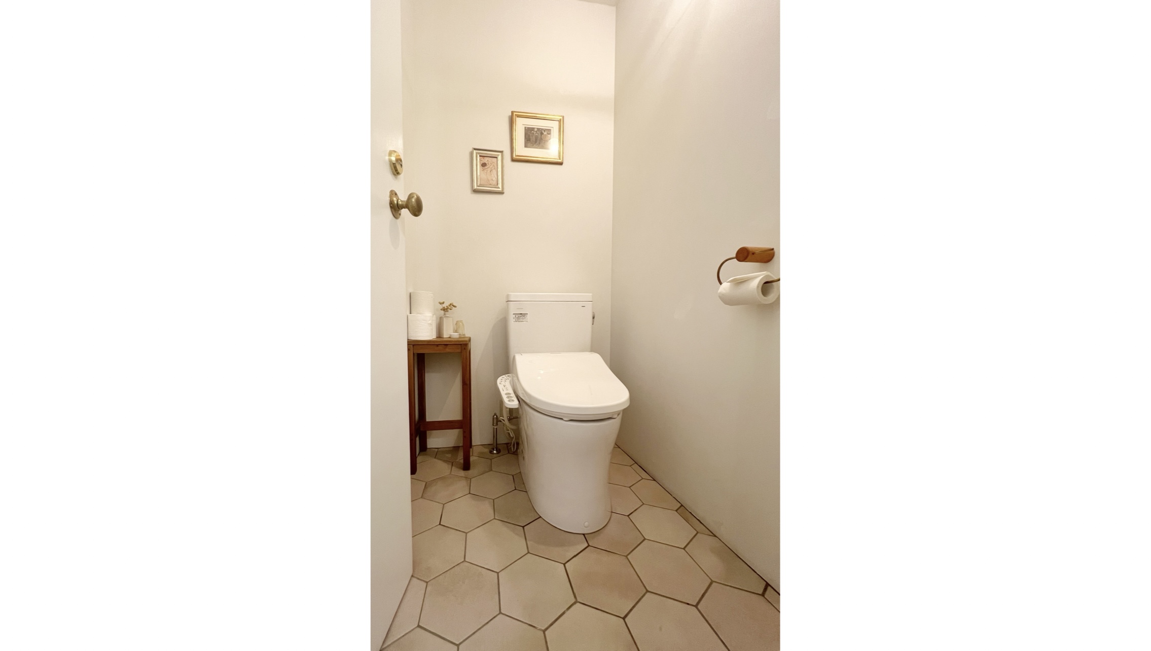 【曙橋駅A2出口より徒歩3分】ポップアップや展示会に最適な白壁、チーク床の自然光豊富なナチュラルなスペースの画像16