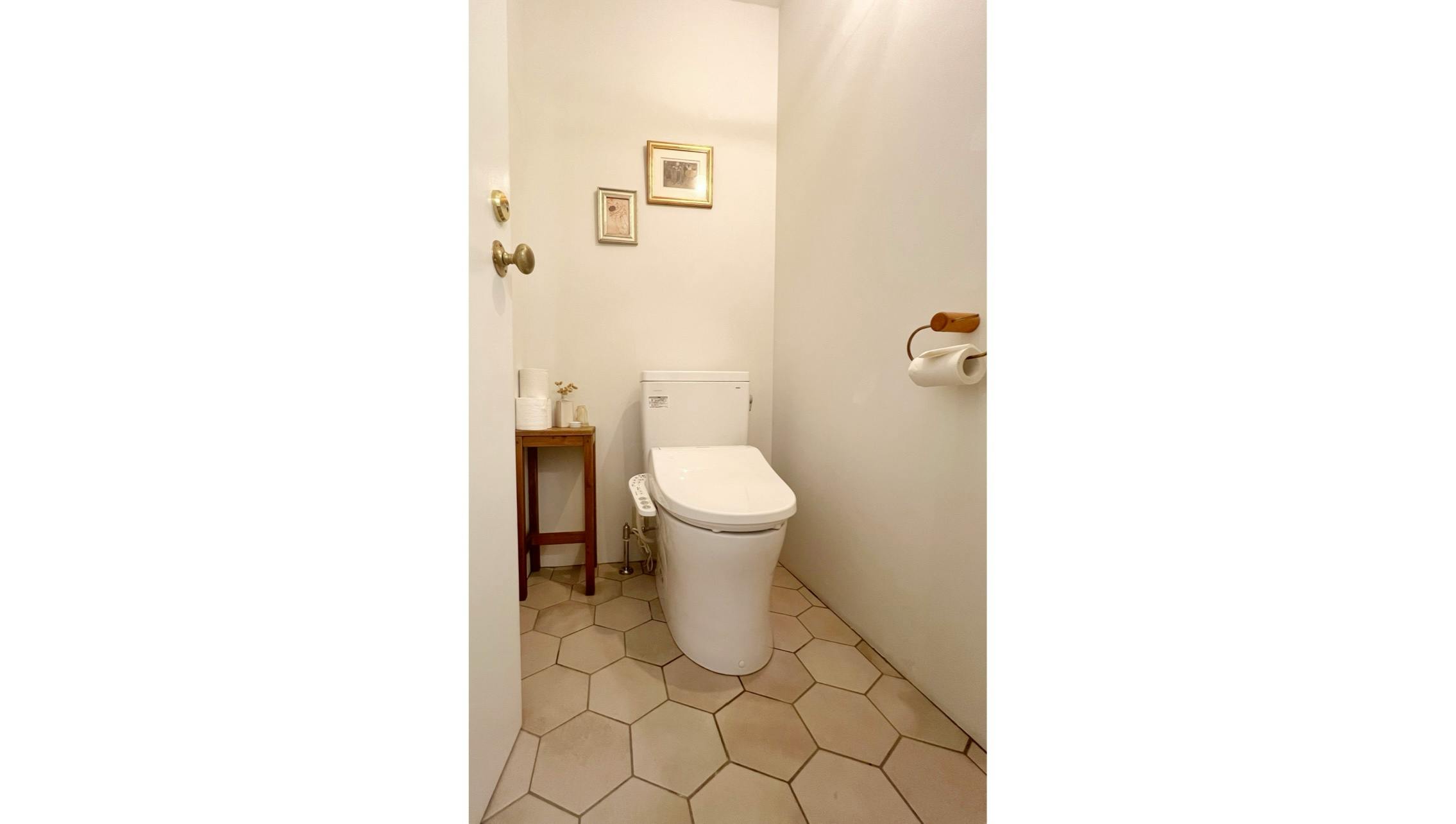 【曙橋駅A2出口より徒歩3分】ポップアップや展示会に最適な白壁、チーク床の自然光豊富なナチュラルなスペース