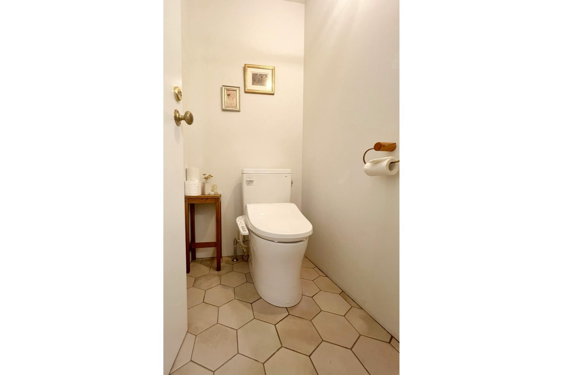 【曙橋駅A2出口より徒歩3分】ポップアップや展示会に最適な白壁、チーク床の自然光豊富なナチュラルなスペース