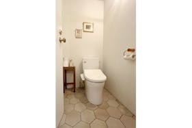 【曙橋駅A2出口より徒歩3分】ポップアップや展示会に最適な白壁、チーク床の自然光豊富なナチュラルなスペース