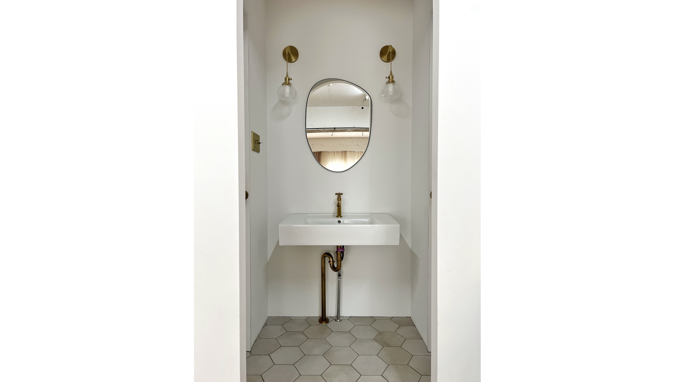 【曙橋駅A2出口より徒歩3分】ポップアップや展示会に最適な白壁、チーク床の自然光豊富なナチュラルなスペースの画像11