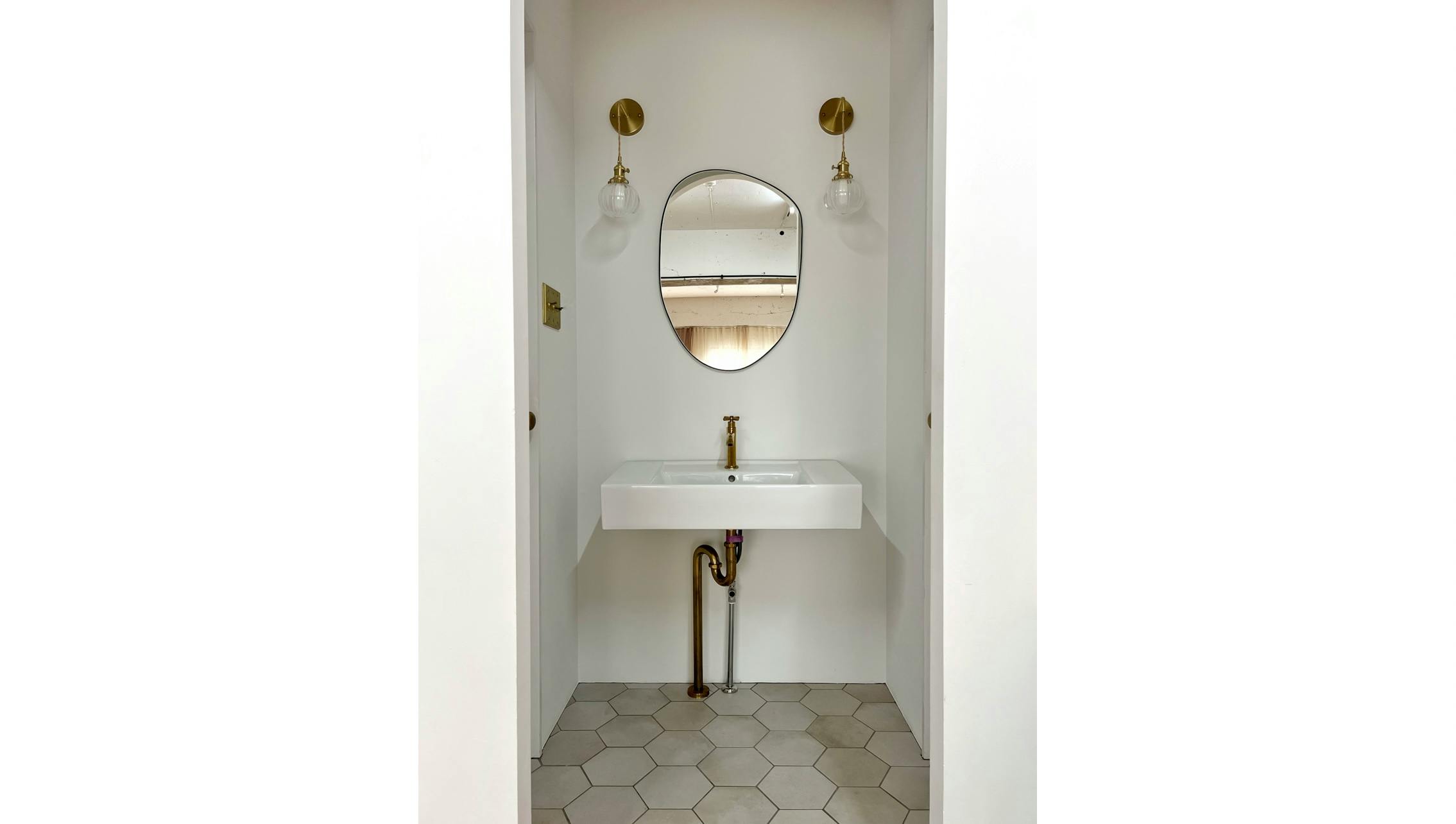 【曙橋駅A2出口より徒歩3分】ポップアップや展示会に最適な白壁、チーク床の自然光豊富なナチュラルなスペース